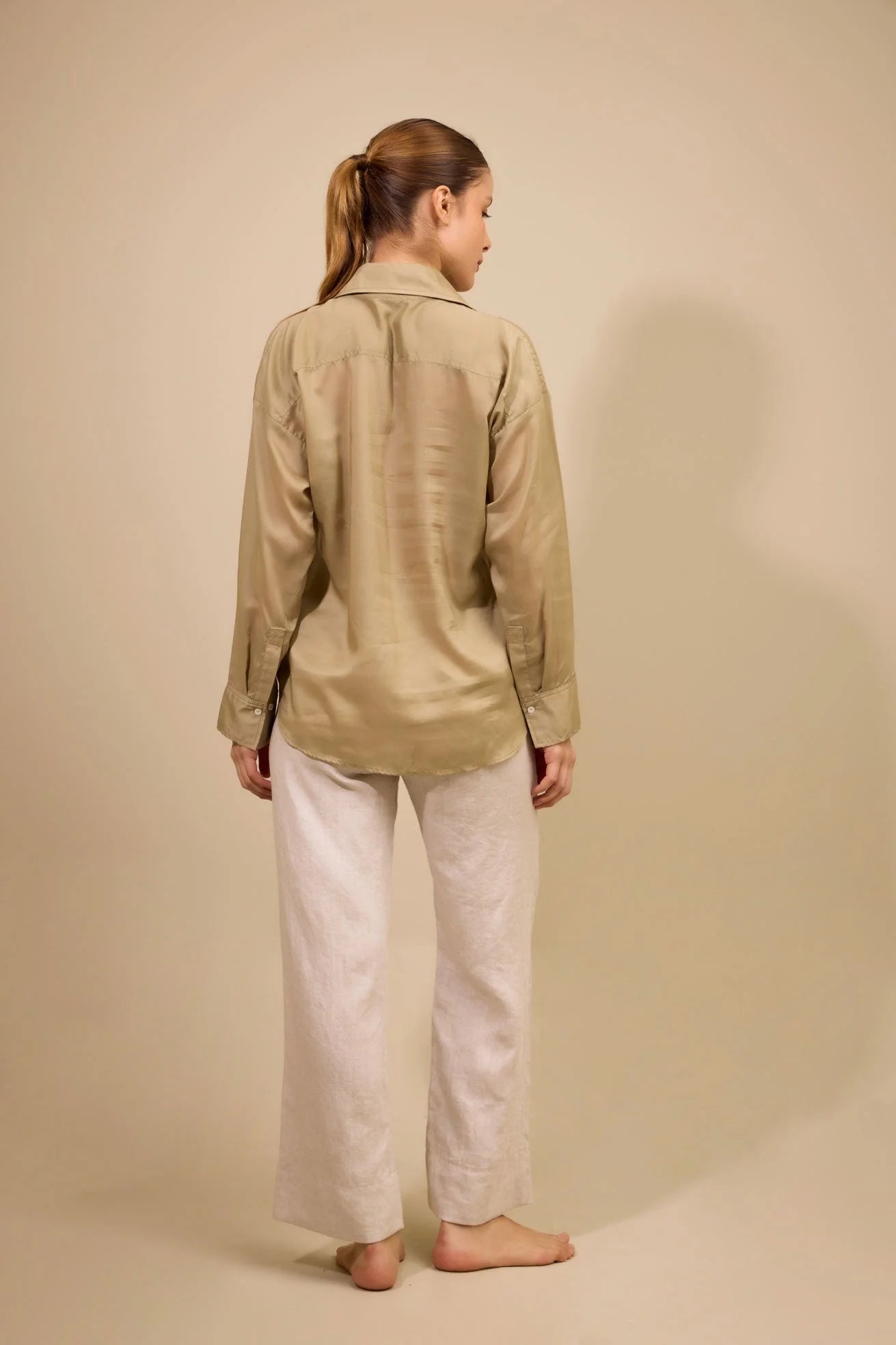 Camisa Odisea ANARIAS Atelier en Taupe — detalle de transparencia y textura del tejido Lyocell