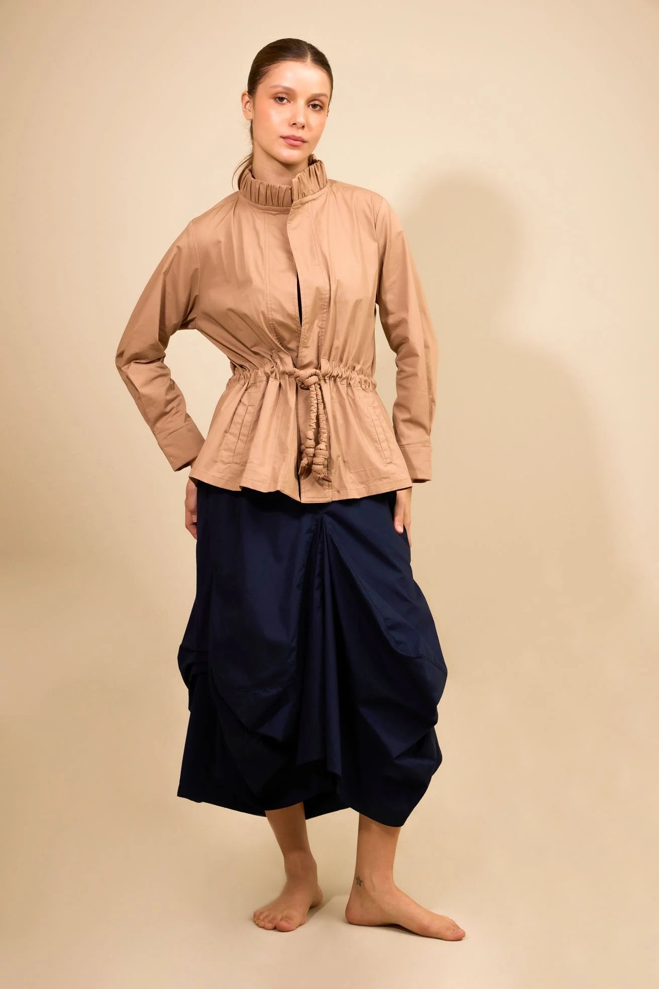 Falda Pasaje ANARIAS Atelier en tono navy — vista frontal, silueta midi oversize con cortes cargo