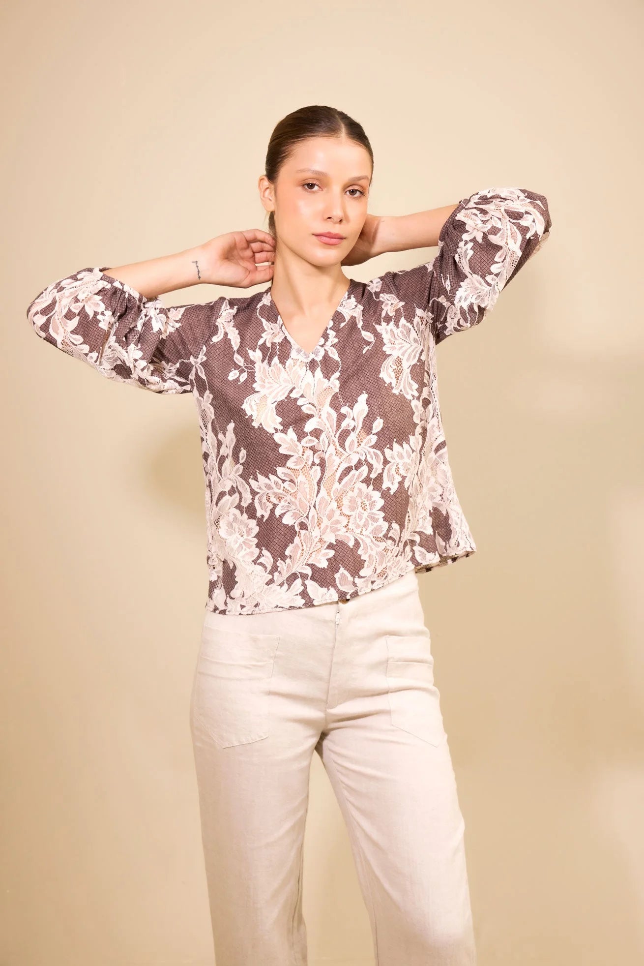Camisa Escala ANARIAS Atelier — vista posterior, caída y estructura del corte