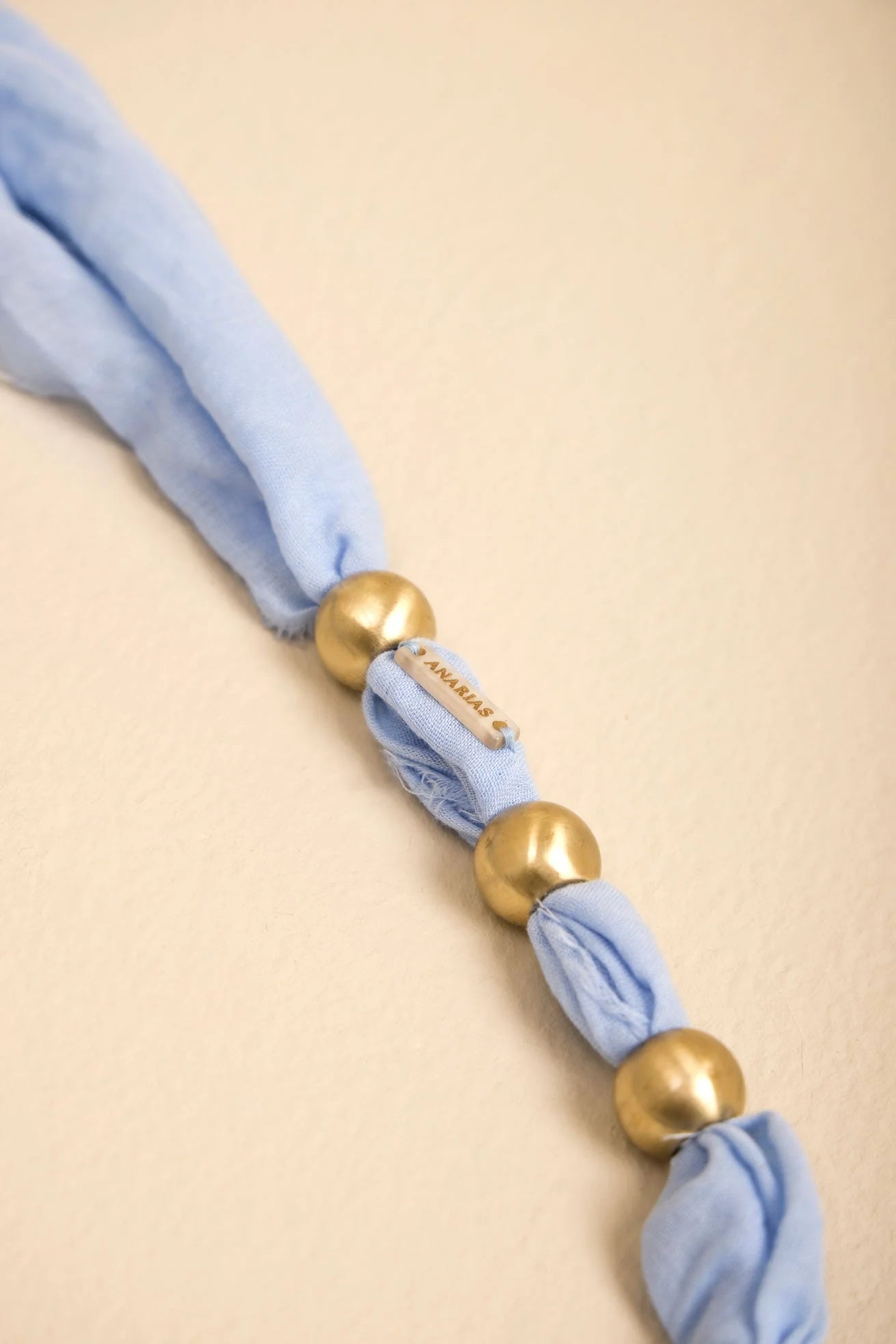 Collar Latido ANARIAS Atelier — tres colores disponibles: azul, blanco y kaki