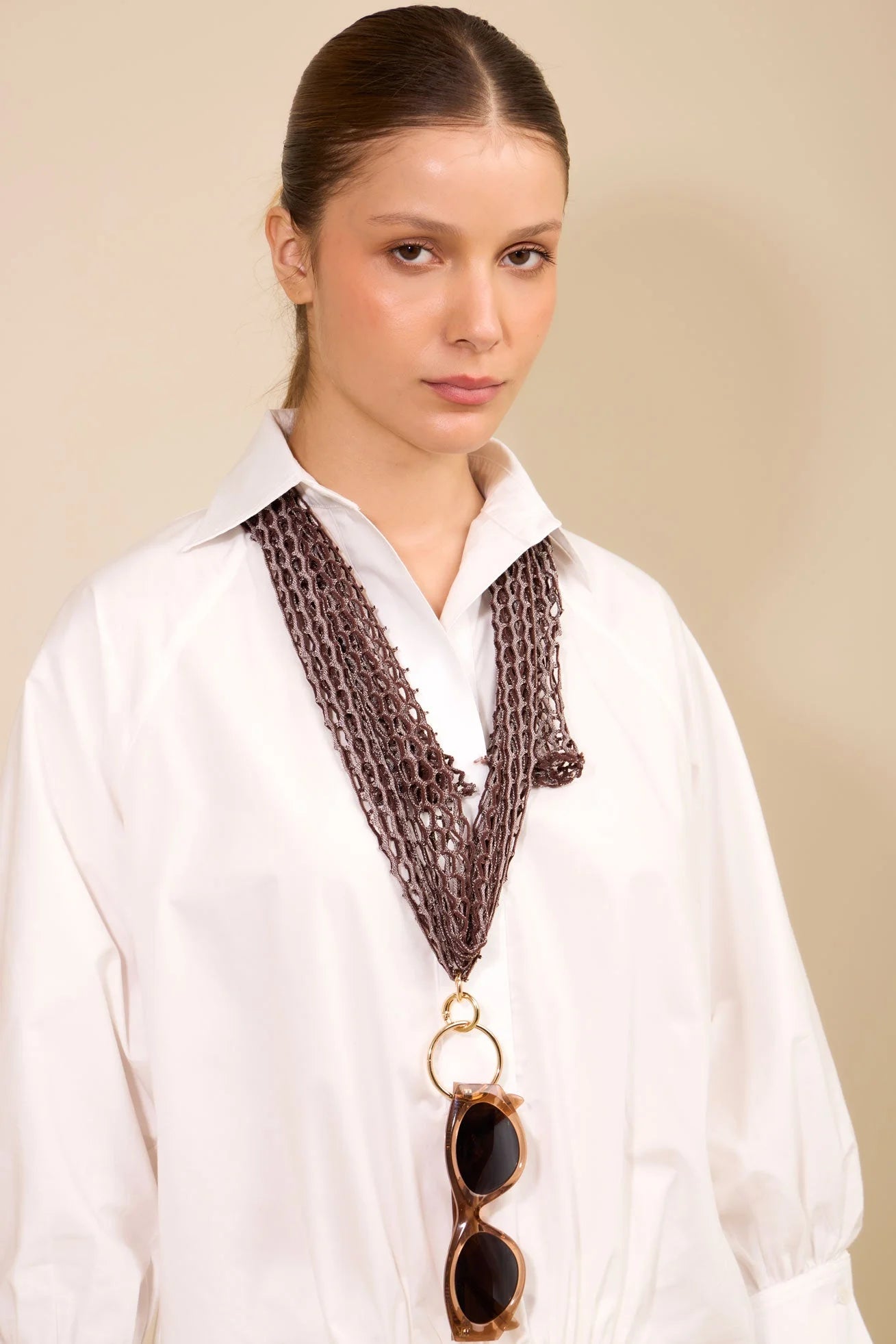 Tira en Malla ANARIAS Atelier llevada como bufanda al cuello — look editorial