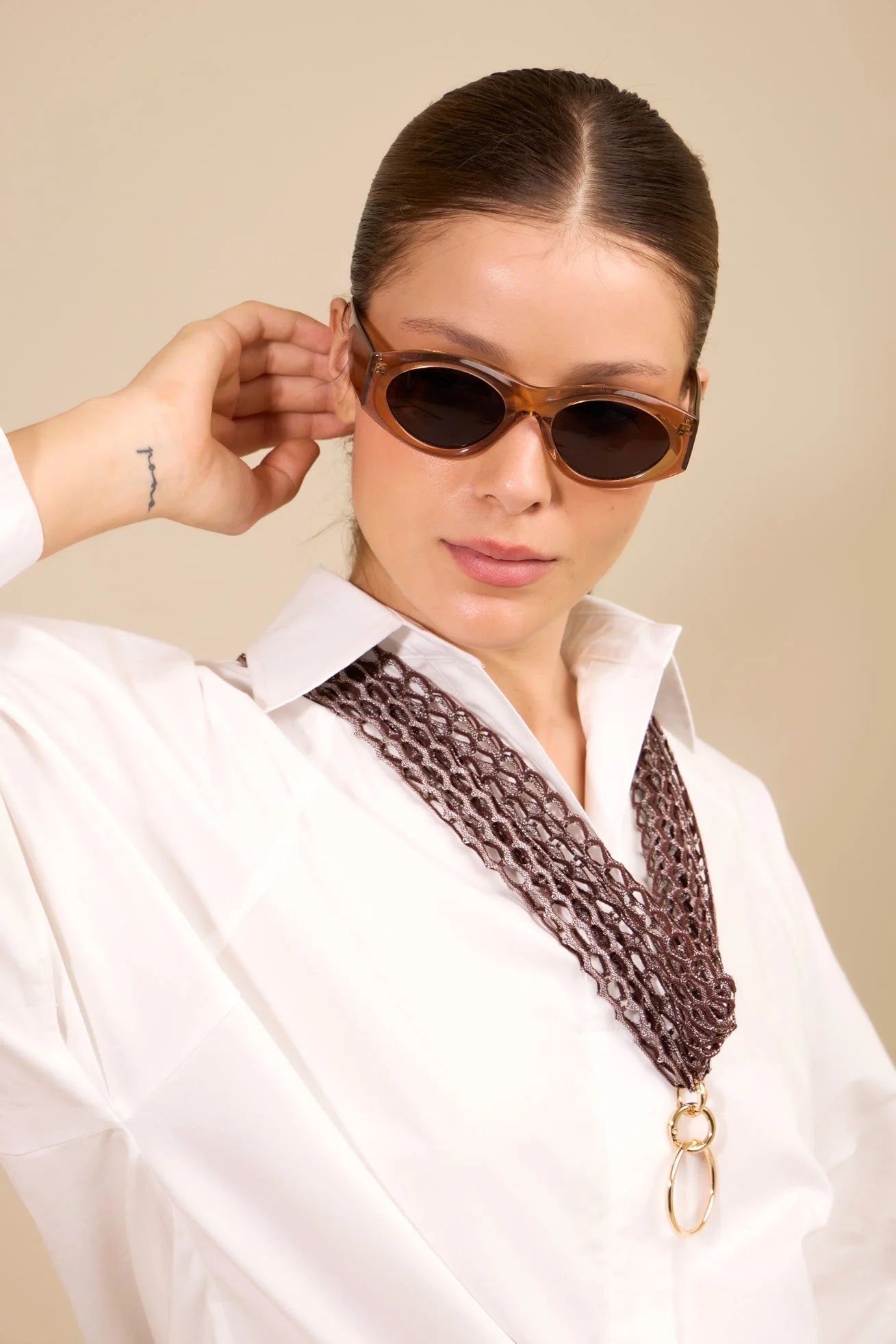 Tira en Malla ANARIAS Atelier usada como cinturón sobre chaqueta — vista frontal