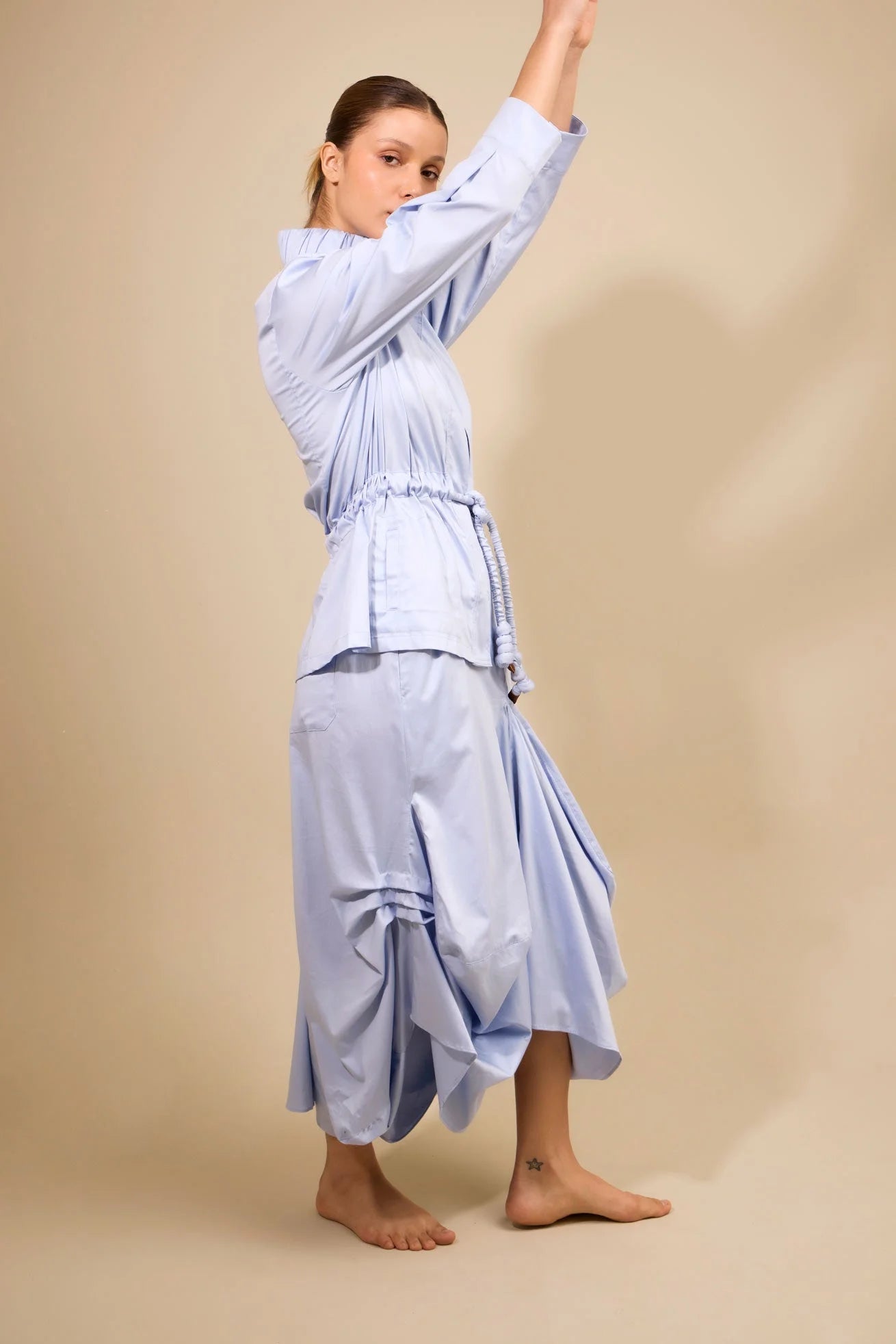 Falda Pasaje Sky Blue ANARIAS Atelier — vista de perfil que muestra el largo irregular y el volumen de la falda