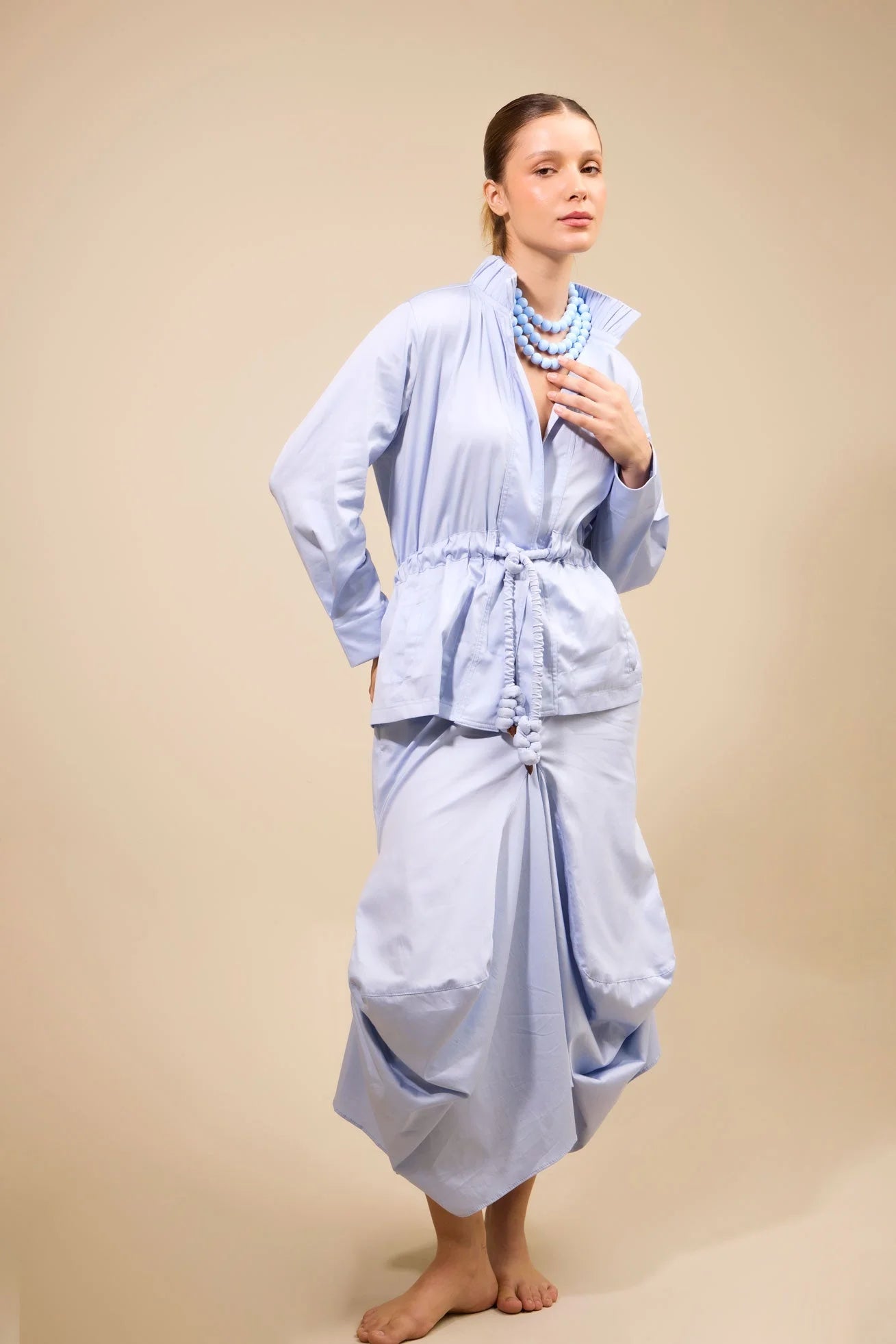 Falda Pasaje Sky Blue ANARIAS Atelier — vista frontal completa, silueta amplia midi con cortes cargo