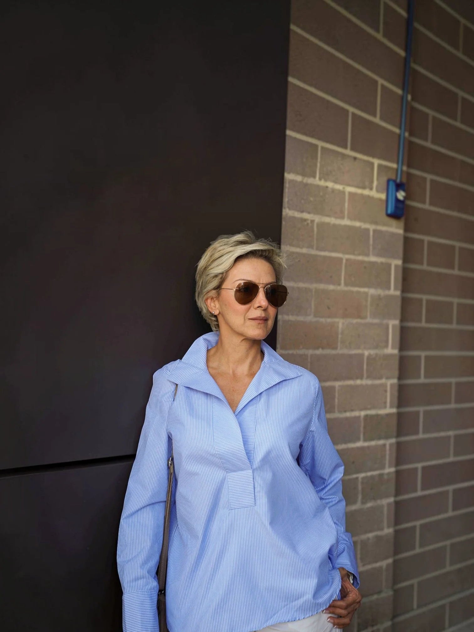 Camisa Capri ANARIAS x Karen Moreinis — vista frontal, tono sky blue, manga larga con cuello alto