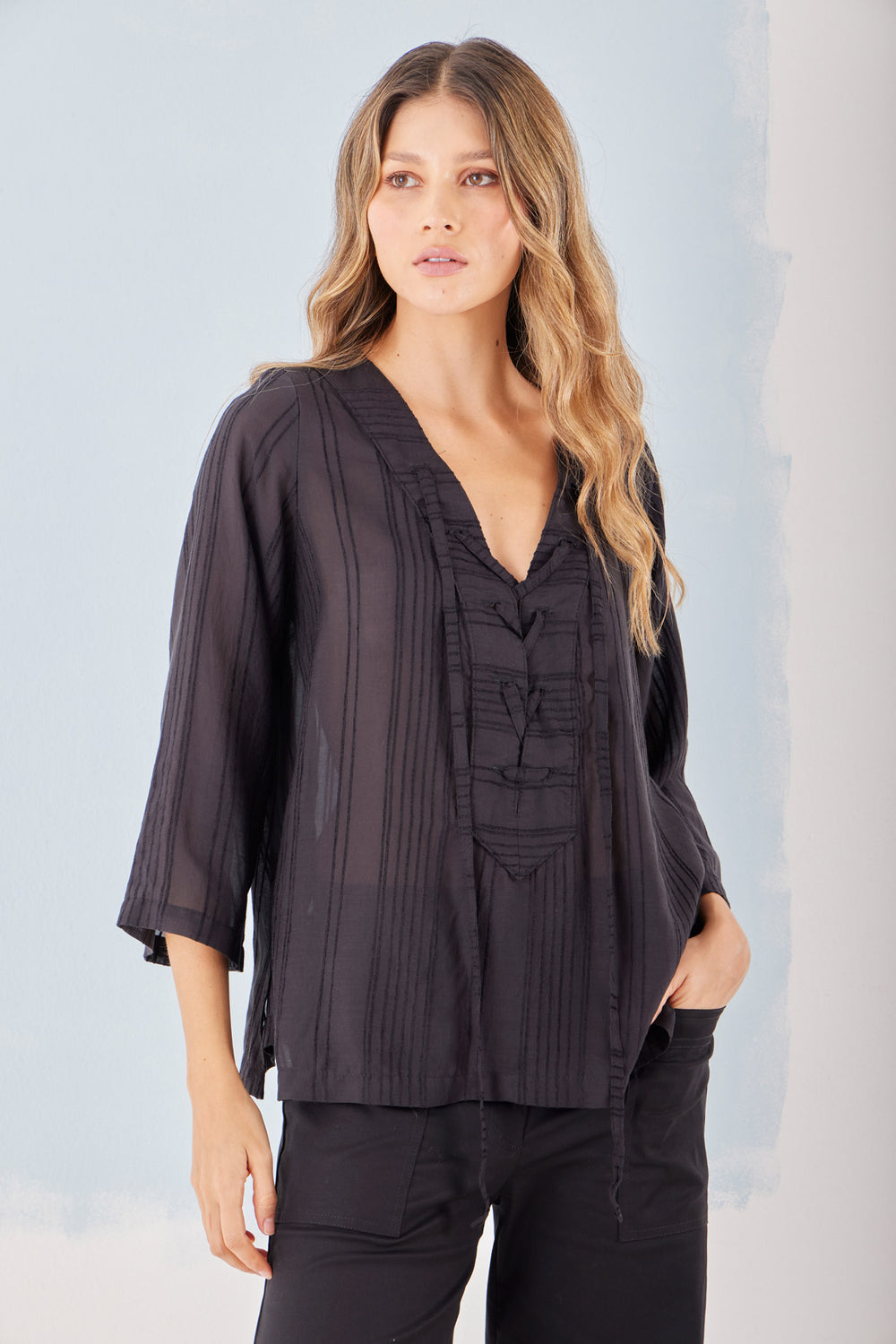 Blusa Lección en black — blusa fluida de tejido veraniego, para llevar con bralette o top debajo. ANARIAS Atelier