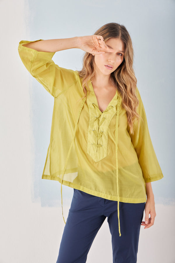 Blusa Lección — blusa fluida de tejido veraniego, escote en V profundo. ANARIAS Atelier
