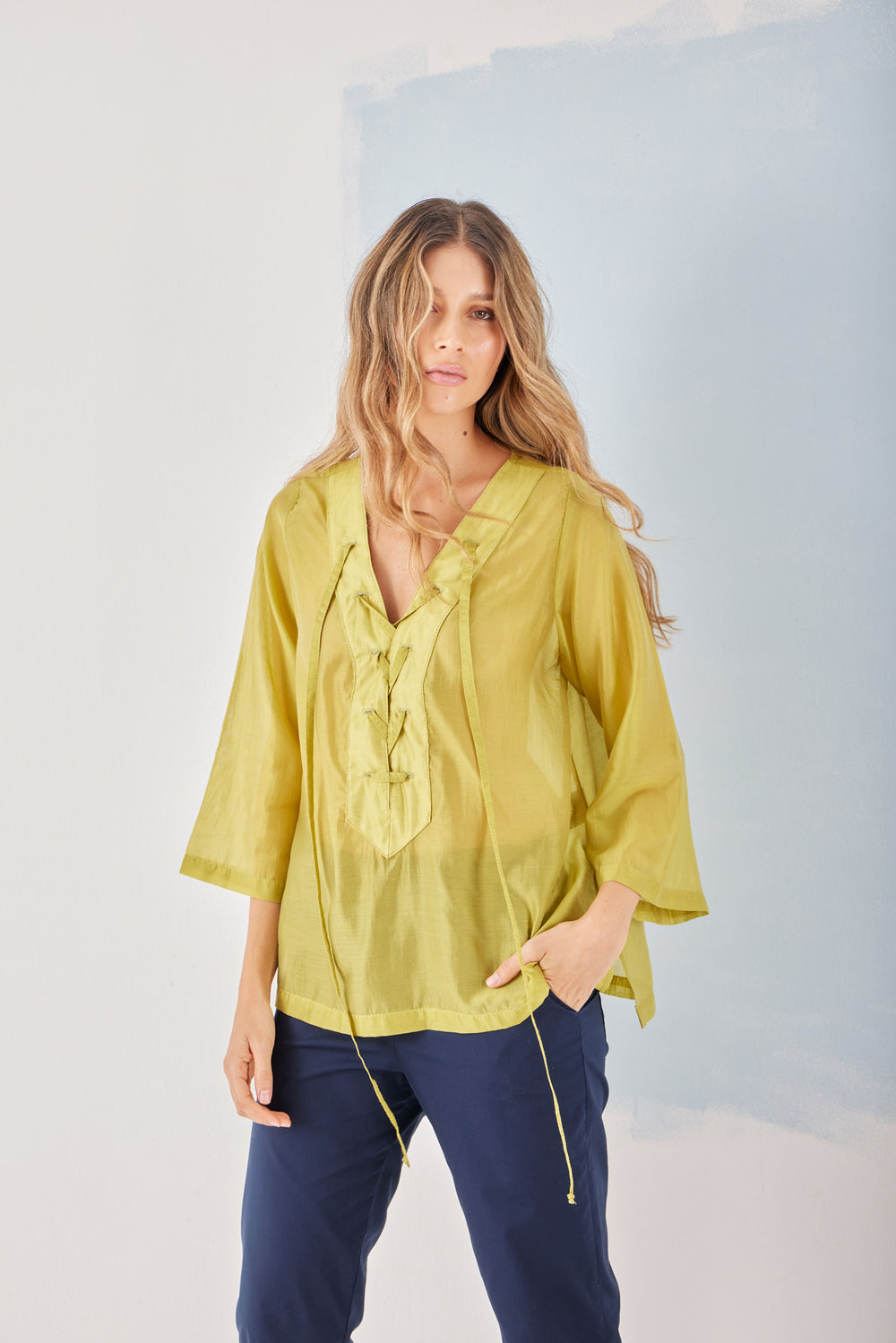 Blusa Lección en lime — blusa fluida de tejido veraniego, tejido veraniego con ligera transparencia. ANARIAS Atelier