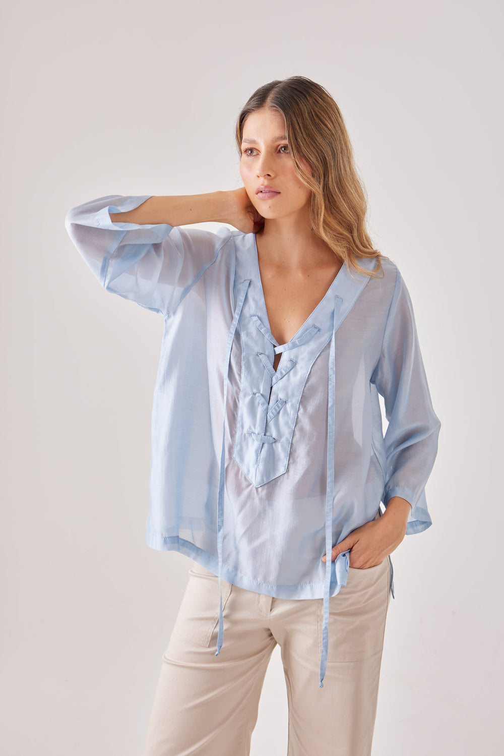 Blusa Lección — blusa fluida de tejido veraniego, silueta relajada. ANARIAS Atelier