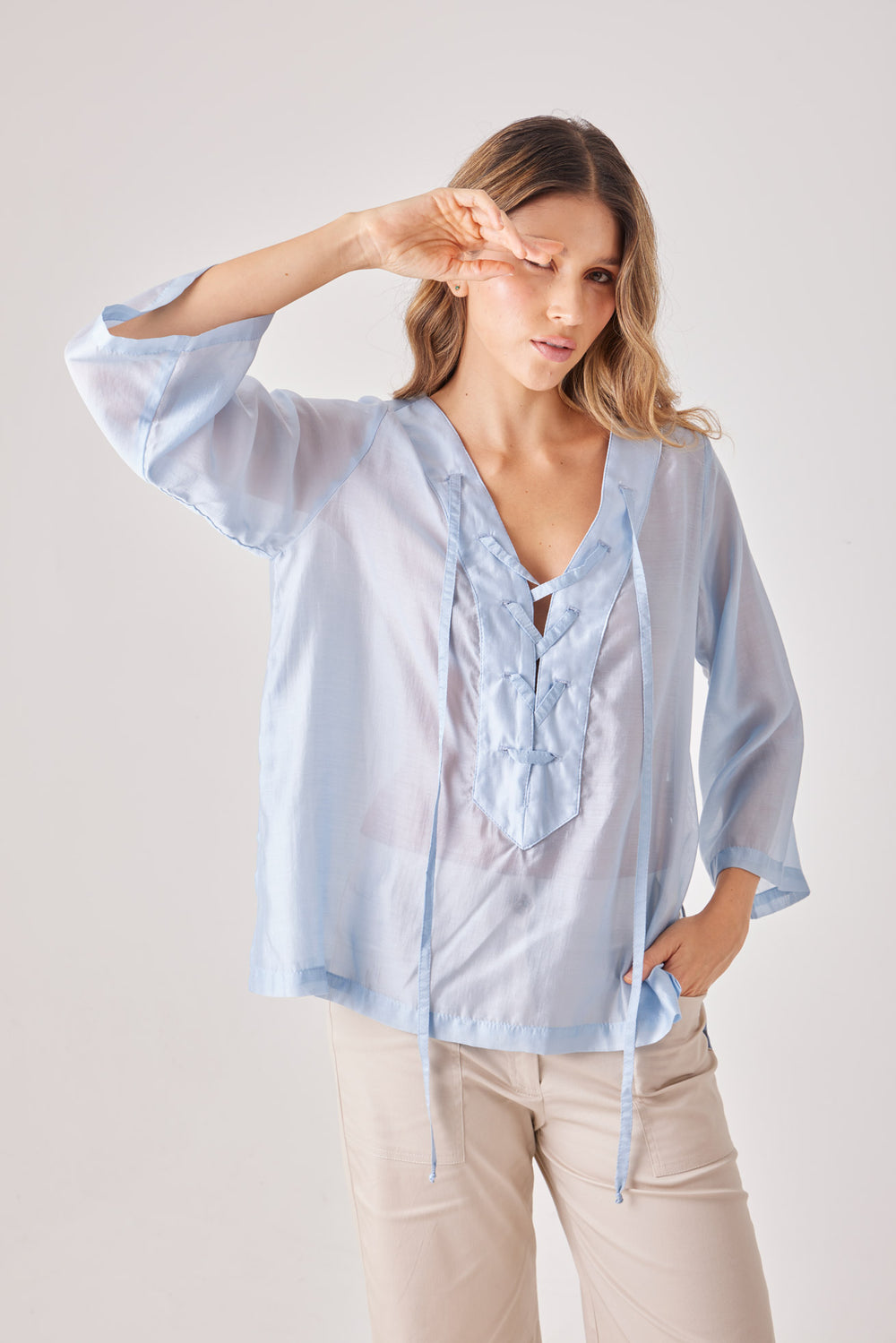 Blusa Lección en sky blue — blusa fluida de tejido veraniego, manga tres cuartos. ANARIAS Atelier