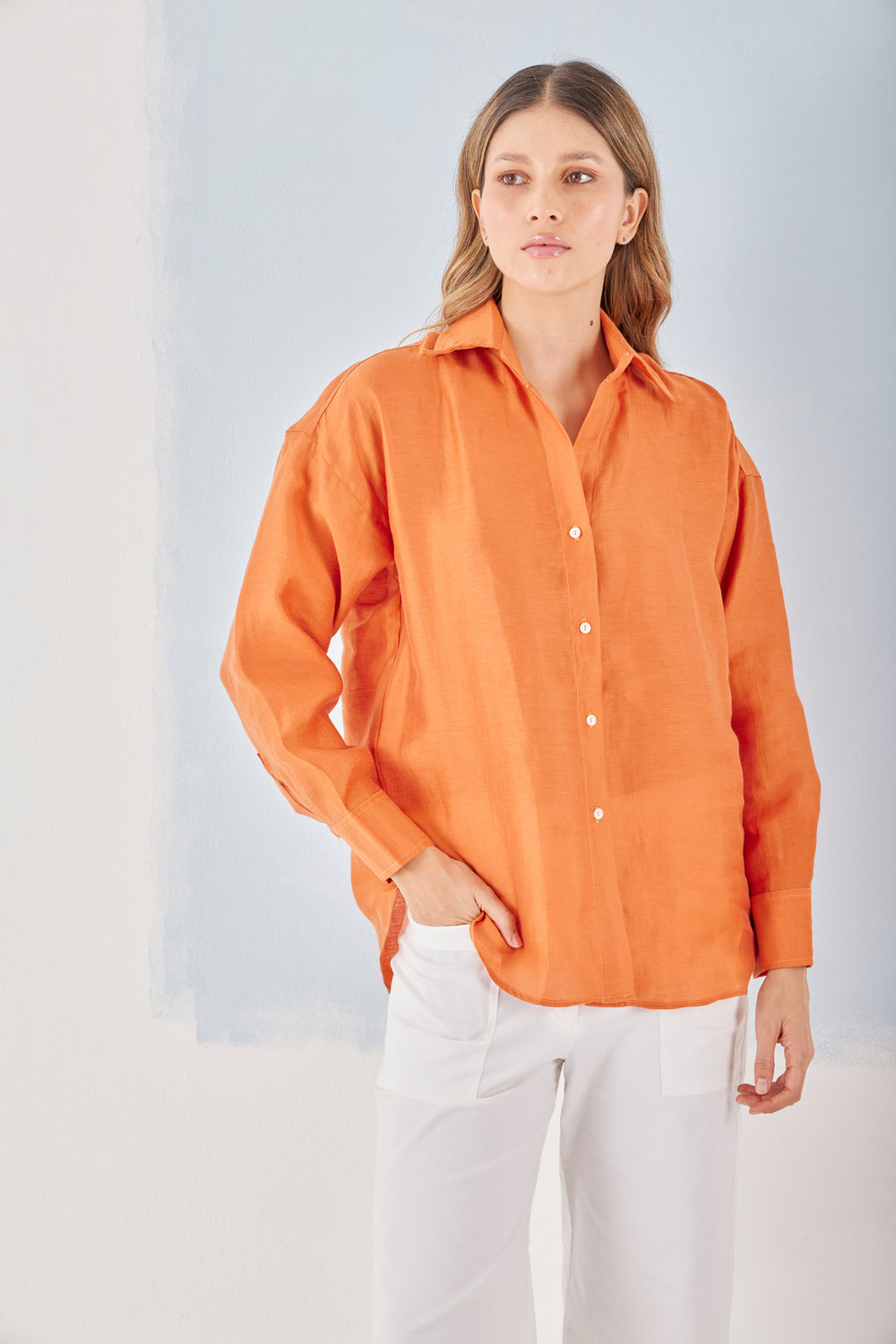 Camisa Forto — camisa de lino tencel, brillo sutil que aporta elegancia. ANARIAS Atelier