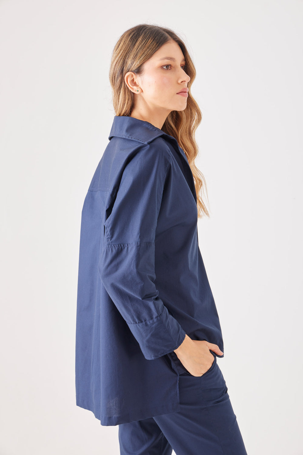 Camisa Método — camisa oversize, espalda más larga que el delantero. ANARIAS Atelier