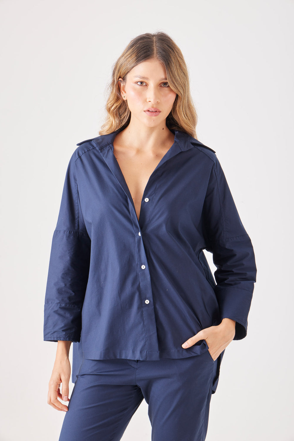 Camisa Método en navy — camisa oversize, prense trasero. ANARIAS Atelier