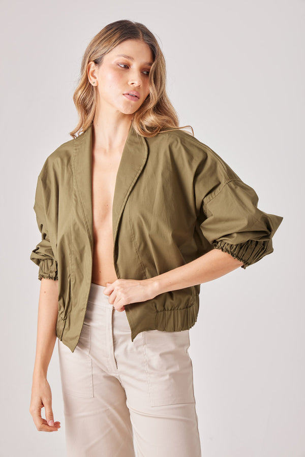 Chaqueta Annette en army — chaqueta corta liviana, cuello militar para llevar arriba o abierto. ANARIAS Atelier