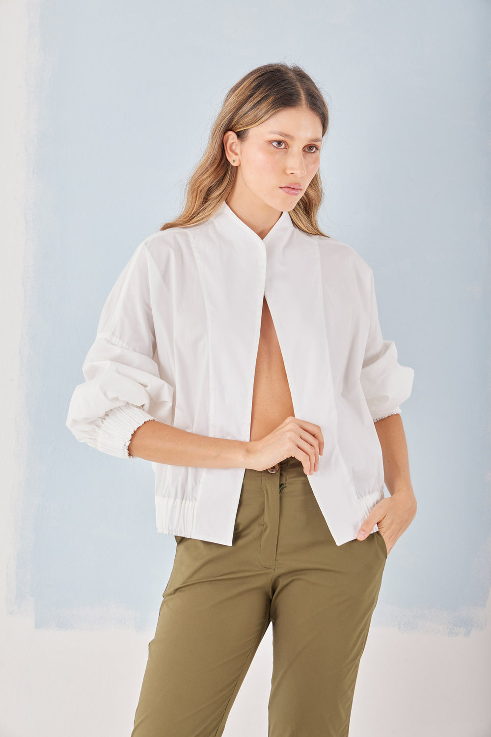 Chaqueta Annette en cotton — chaqueta corta liviana, resorte en el bajo. ANARIAS Atelier