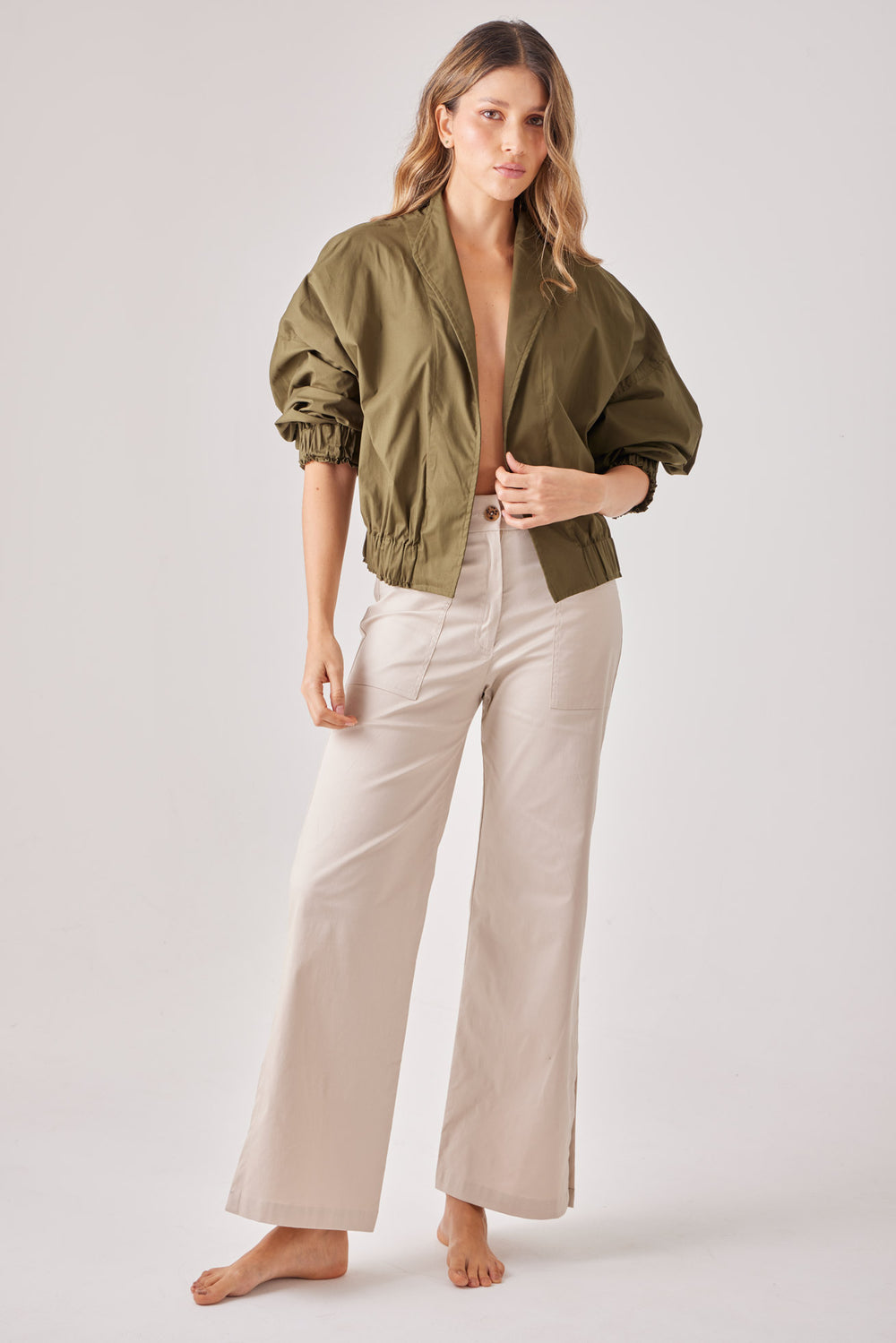 Chaqueta Annette — chaqueta corta liviana, cubre los brazos sin peso de abrigo. ANARIAS Atelier