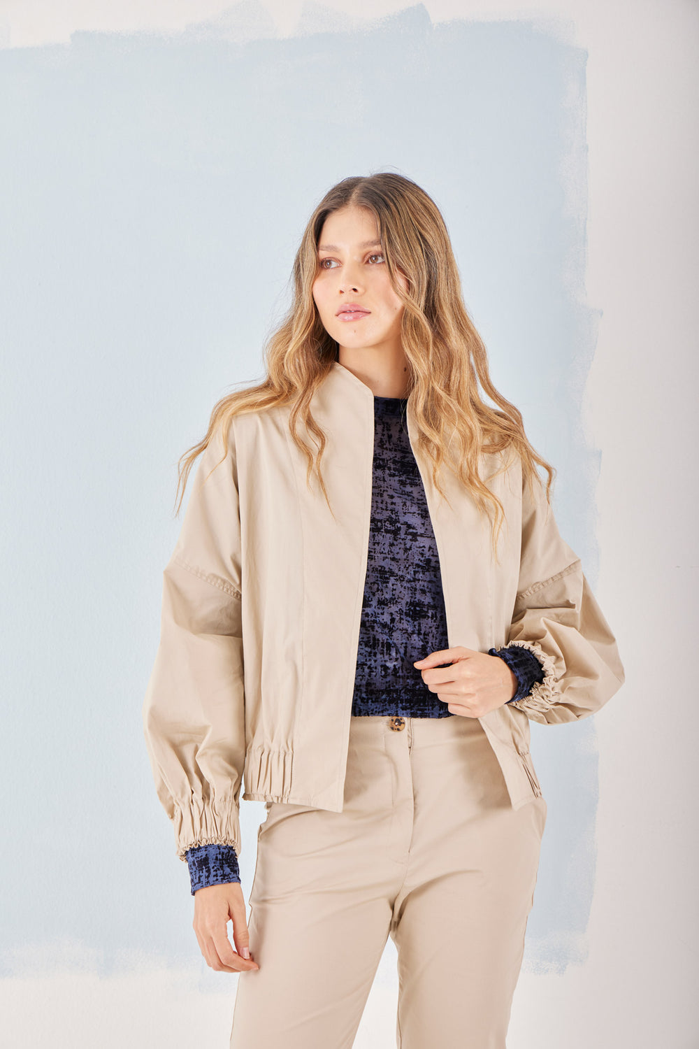 Chaqueta Annette en kaky — chaqueta corta liviana, resorte en mangas. ANARIAS Atelier