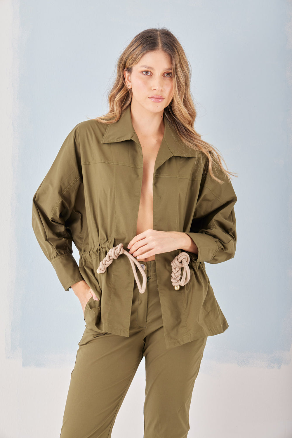 Chaqueta Basta — chaqueta liviana tipo camisa, acabado de trenzas en el cordón. ANARIAS Atelier