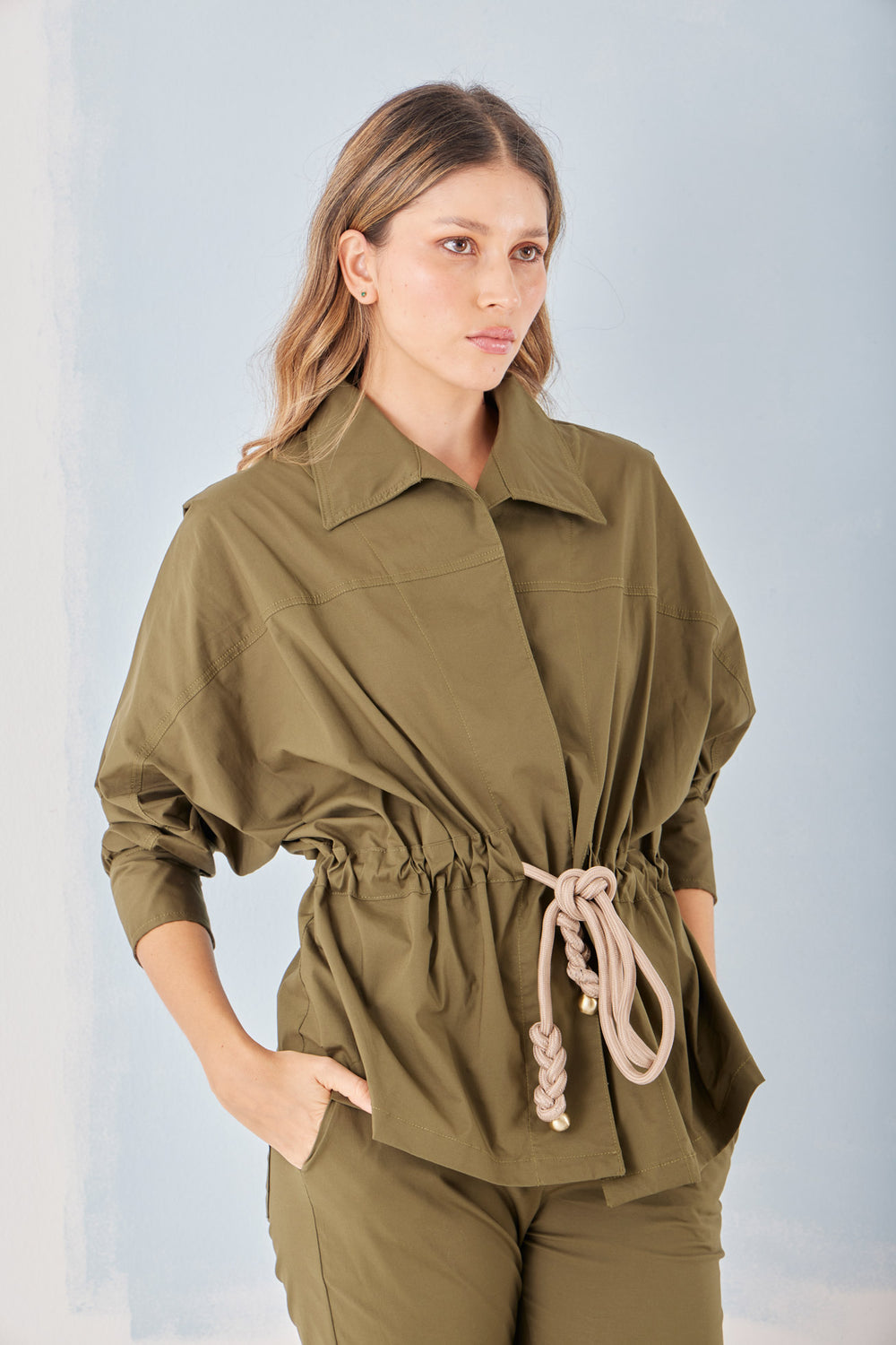 Chaqueta Basta en army — chaqueta liviana tipo camisa, ajuste a la medida con el cordón. ANARIAS Atelier