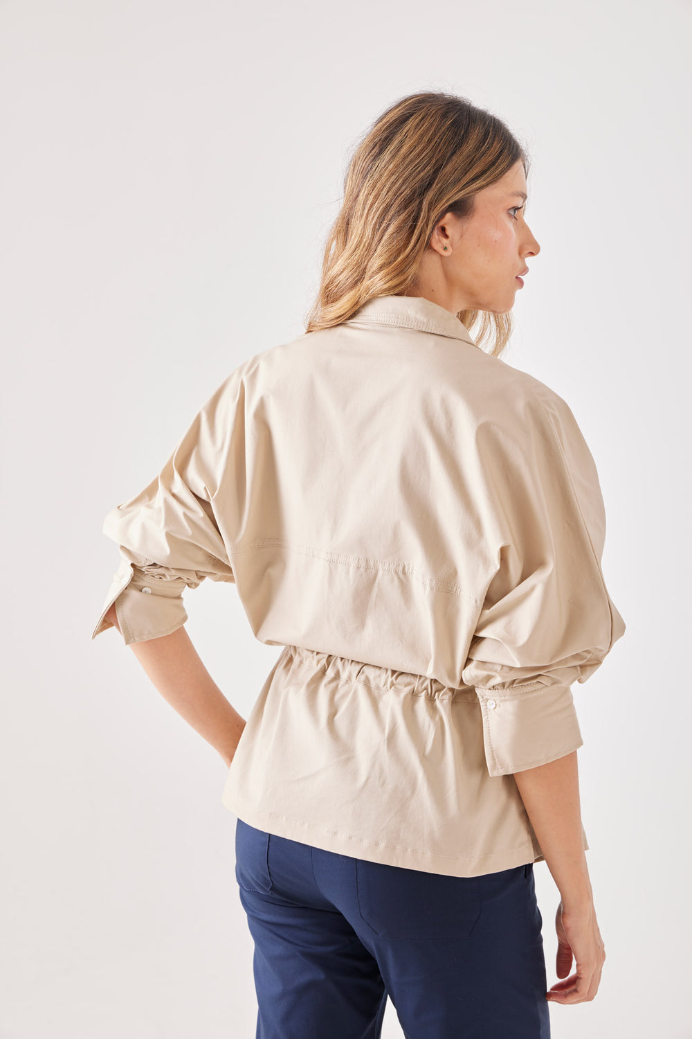 Chaqueta Basta — chaqueta liviana tipo camisa, corte en la cintura. ANARIAS Atelier