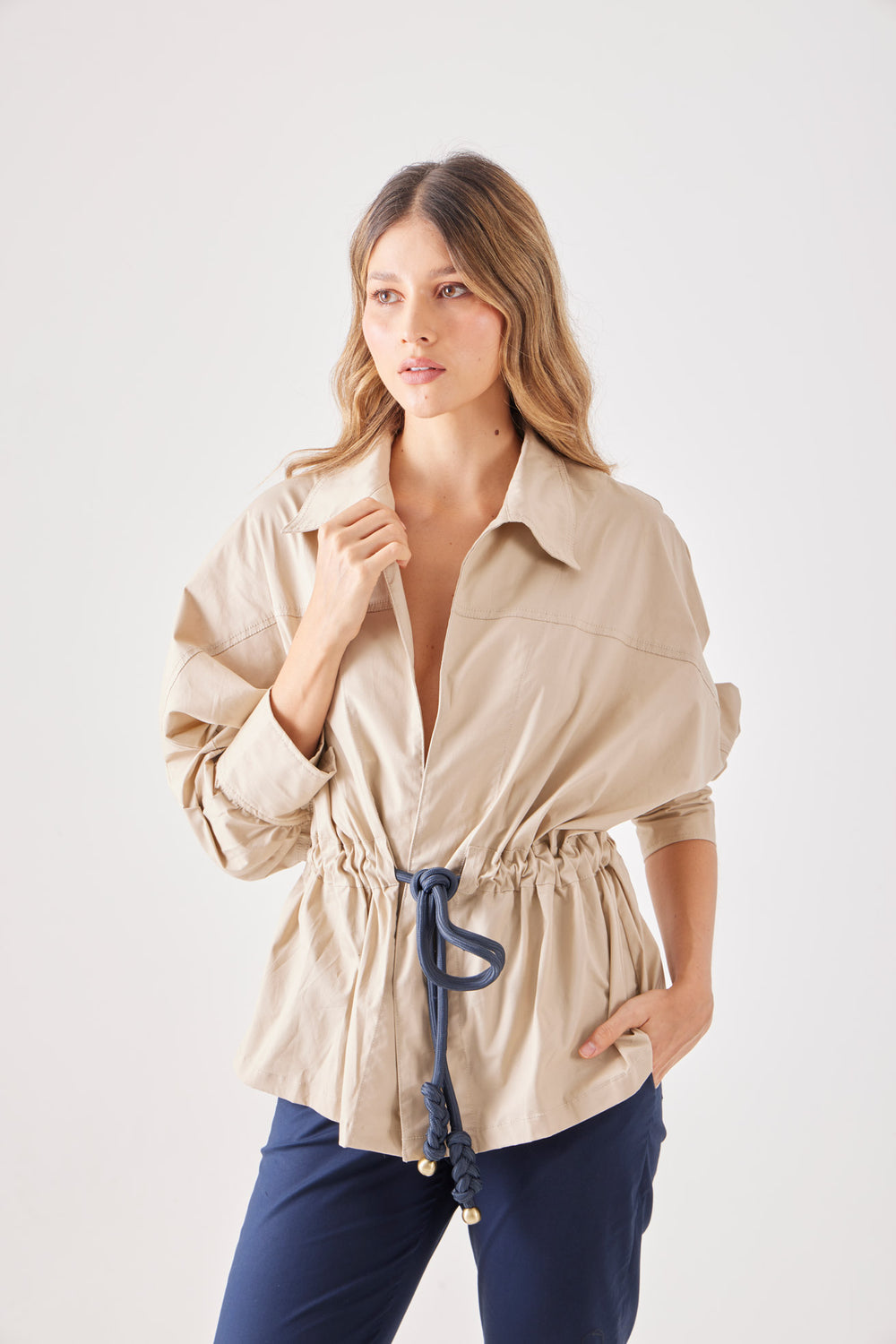 Chaqueta Basta en kaky — chaqueta liviana tipo camisa, peso ligero tipo camisa. ANARIAS Atelier