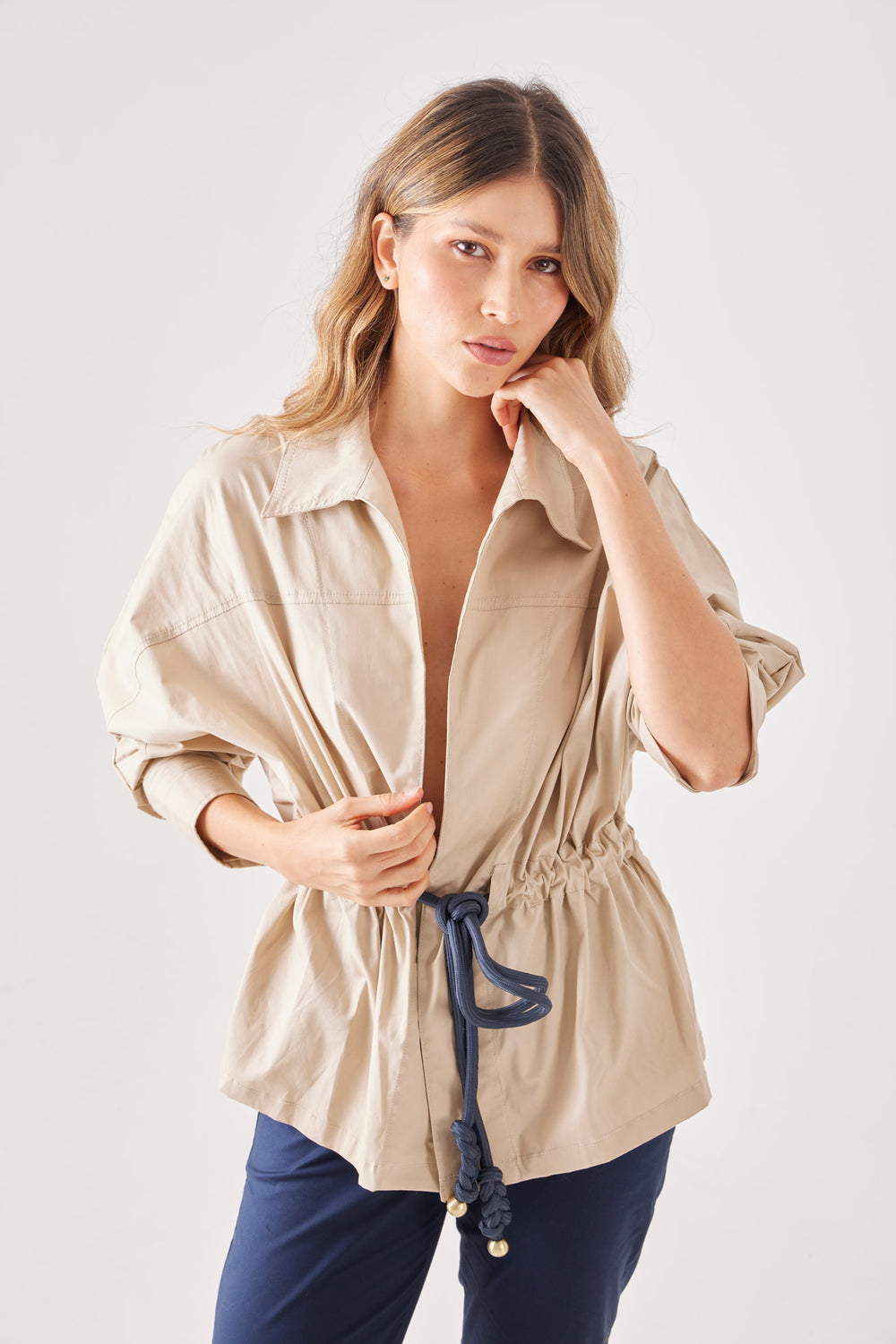 Chaqueta Basta — chaqueta liviana tipo camisa, manga larga con puño. ANARIAS Atelier