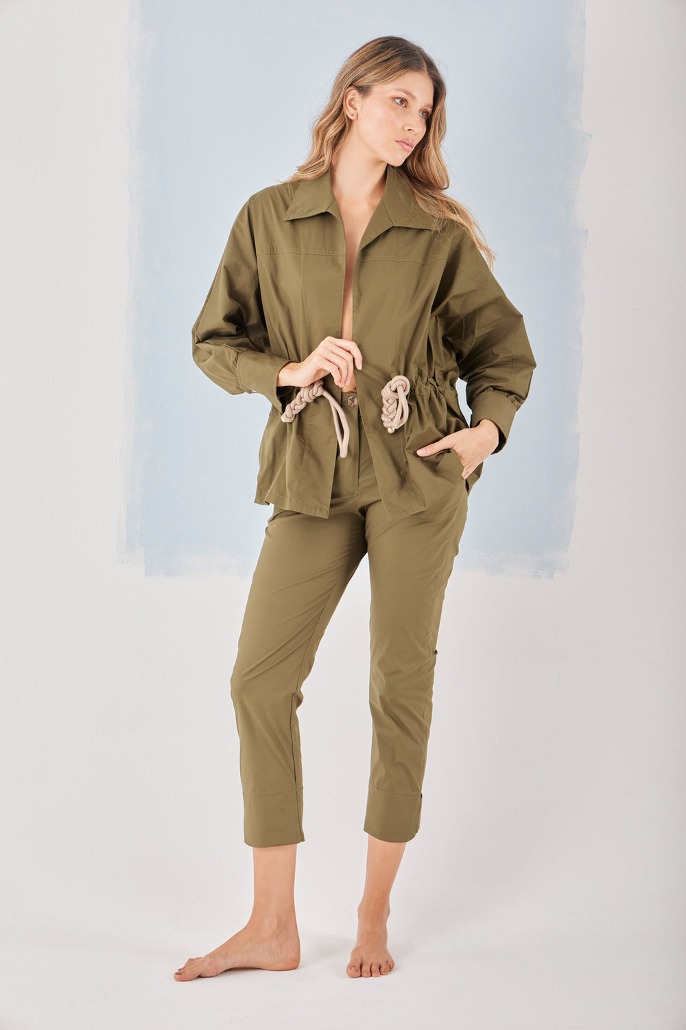 Chaqueta Basta — chaqueta liviana tipo camisa, silueta limpia y versátil. ANARIAS Atelier