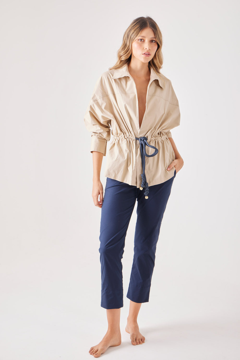 Chaqueta Basta — chaqueta liviana tipo camisa, sirve para look informal o formal. ANARIAS Atelier