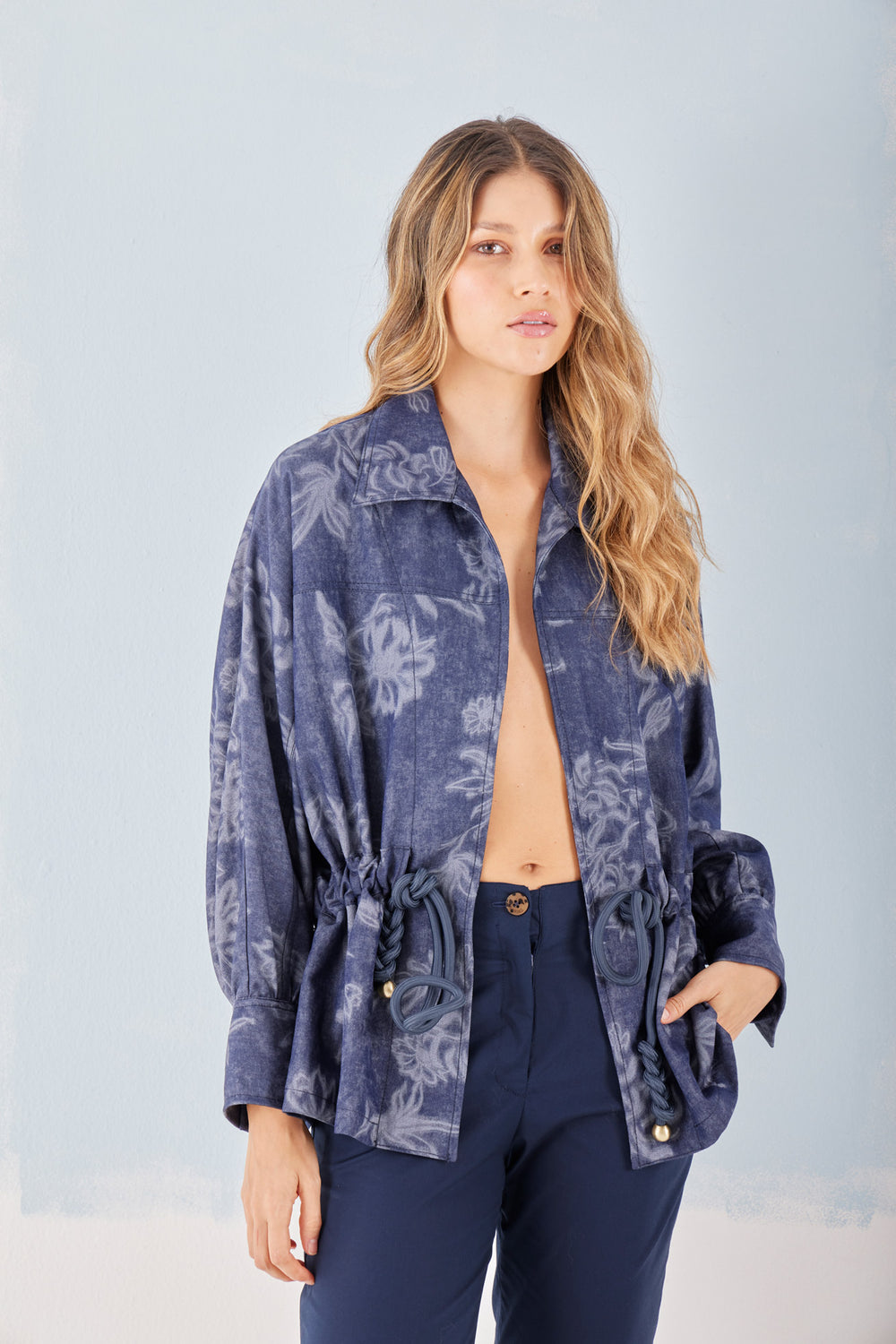 Chaqueta Patrón — chaqueta de denim índigo, corte en la cintura. ANARIAS Atelier