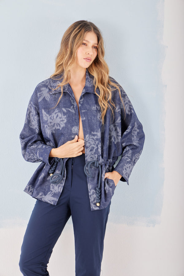Chaqueta Patrón — chaqueta de denim índigo, cuello sport sin abotonadura. ANARIAS Atelier