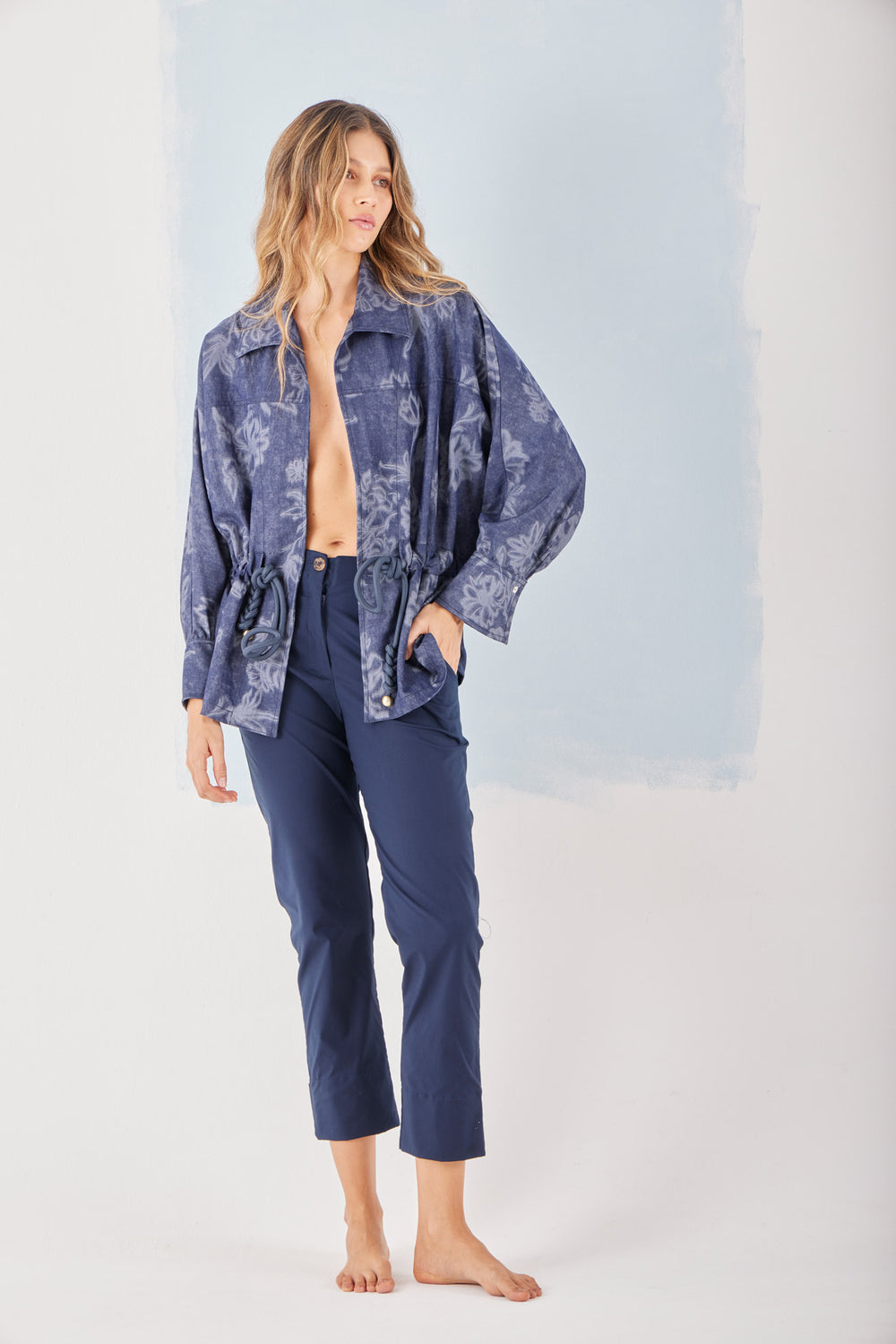 Chaqueta Patrón — chaqueta de denim índigo, denim índigo con desteñidos en flores. ANARIAS Atelier