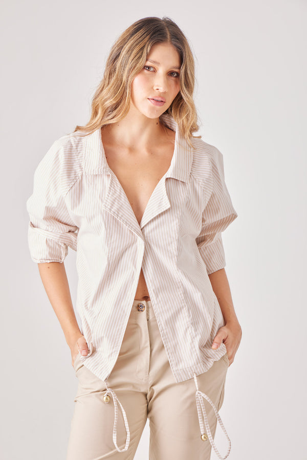 Chaqueta Tiz en rayas kaky — chaqueta liviana tipo camisa, cuello sport y cierre de imán. ANARIAS Atelier