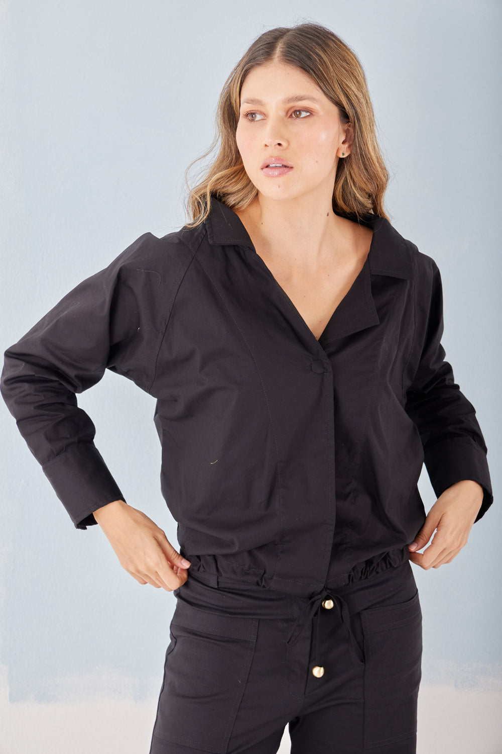 Chaqueta Tiz — chaqueta liviana tipo camisa, se lleva a la cintura o suelta. ANARIAS Atelier
