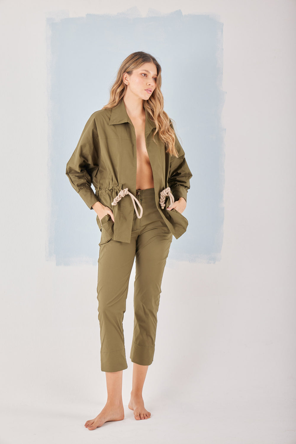 Pantalón Mirador en army — pantalón al tobillo de tiro medio, confección liviana y cómoda. ANARIAS Atelier
