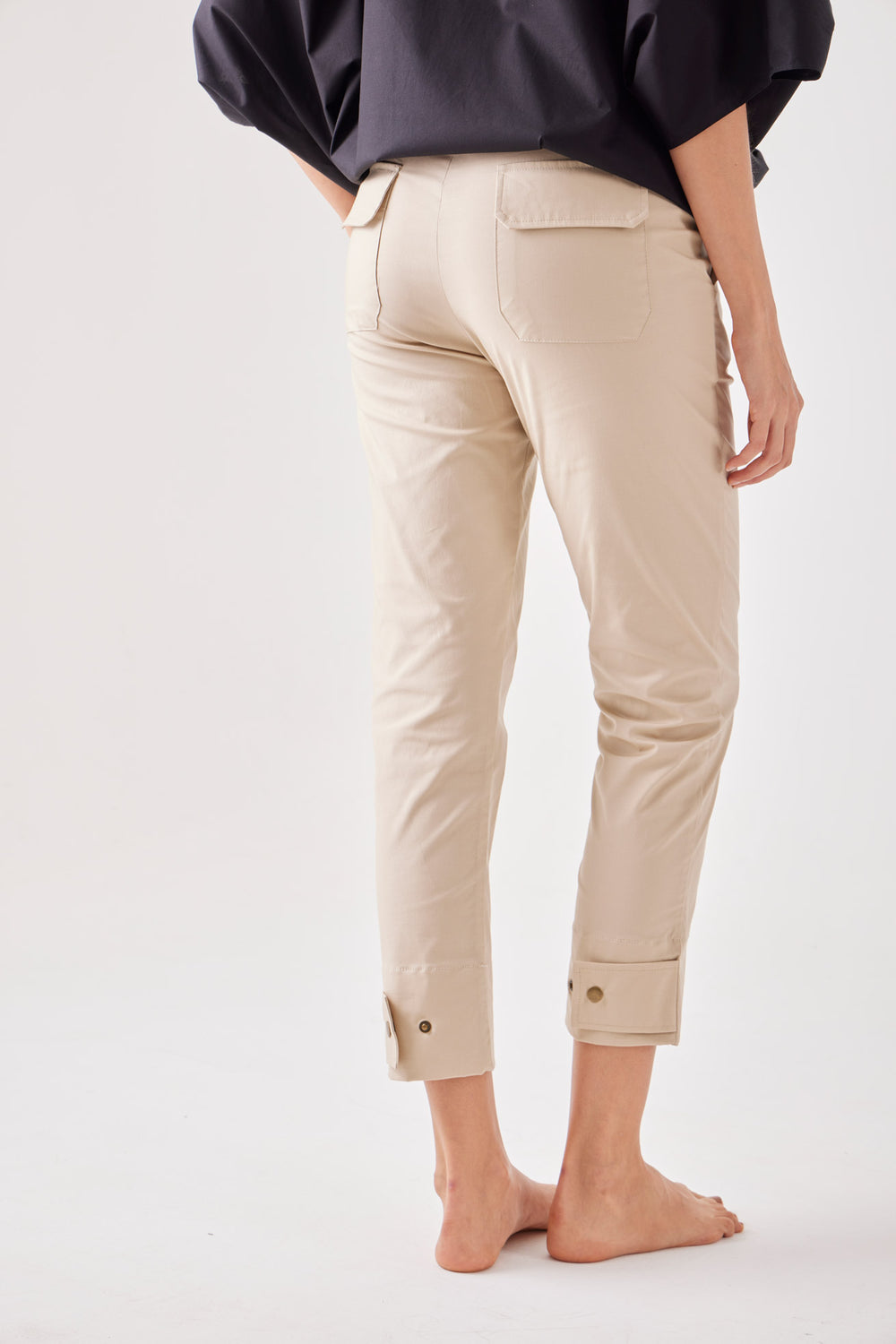 Pantalón Mirador — pantalón al tobillo de tiro medio, bolsillos traseros de parche con tapa. ANARIAS Atelier