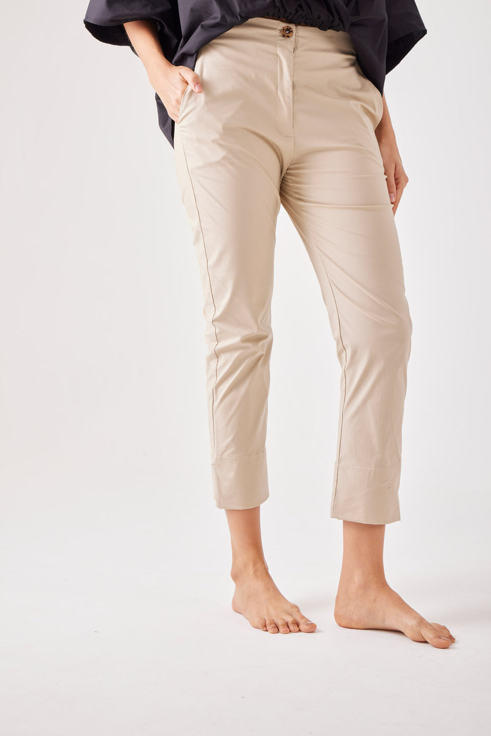 Pantalón Mirador en kaky — pantalón al tobillo de tiro medio, básico que combina con todo. ANARIAS Atelier
