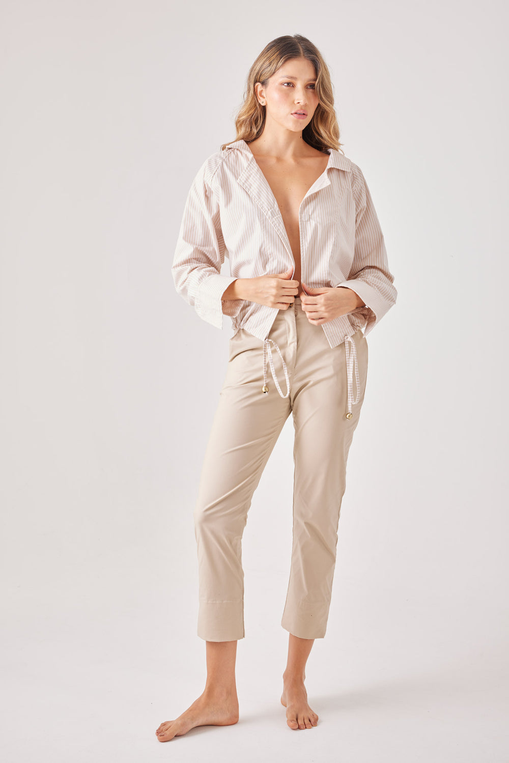 Pantalón Mirador en kaky — pantalón al tobillo de tiro medio, resorte posterior para mayor ajuste. ANARIAS Atelier