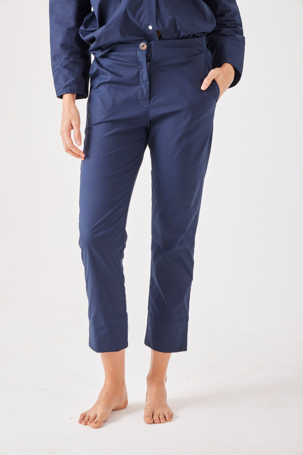 Pantalón Mirador en navy — pantalón al tobillo de tiro medio, bota de dos posiciones, pitillo o recto. ANARIAS Atelier