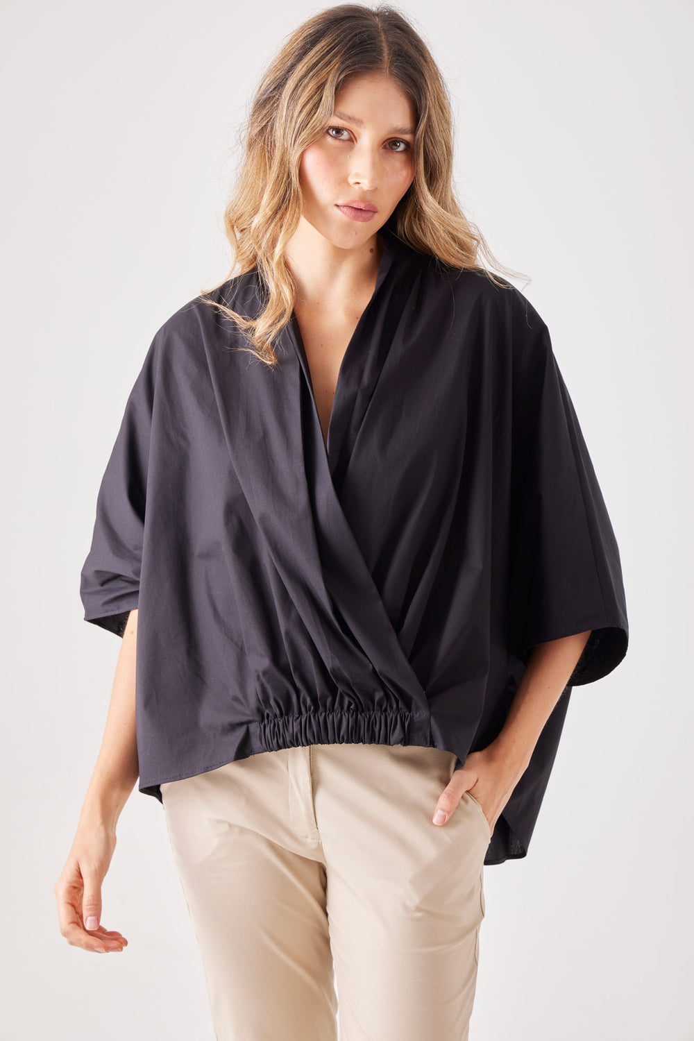 Top Sesgo en black — blusa oversize tipo poncho, manga tres cuartos. ANARIAS Atelier
