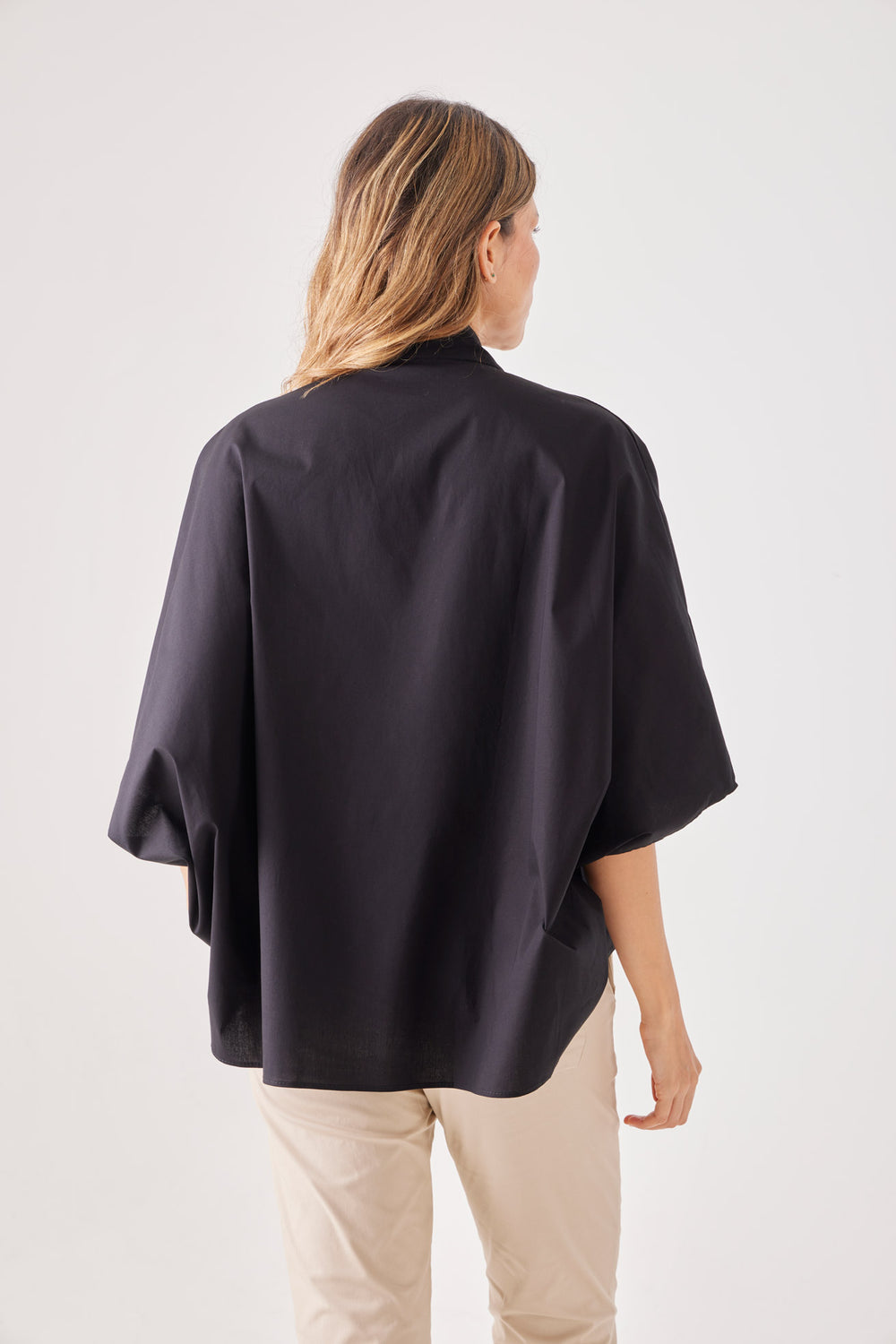 Top Sesgo — blusa oversize tipo poncho, escote que se abre en los hombros. ANARIAS Atelier