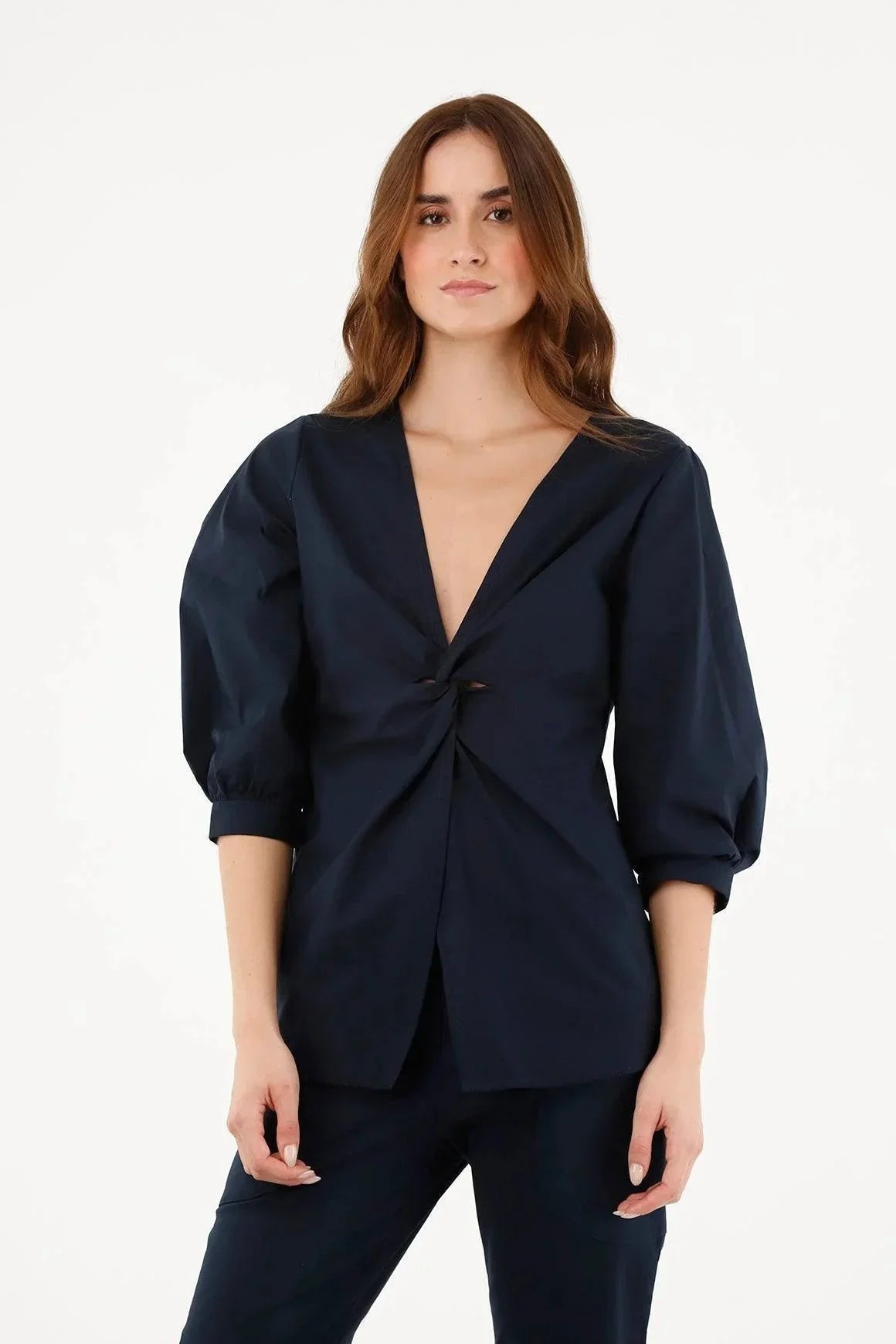 Camisa Amelia ANARIAS Atelier — detalle de escote en V y anudado, manga tres cuartos visible