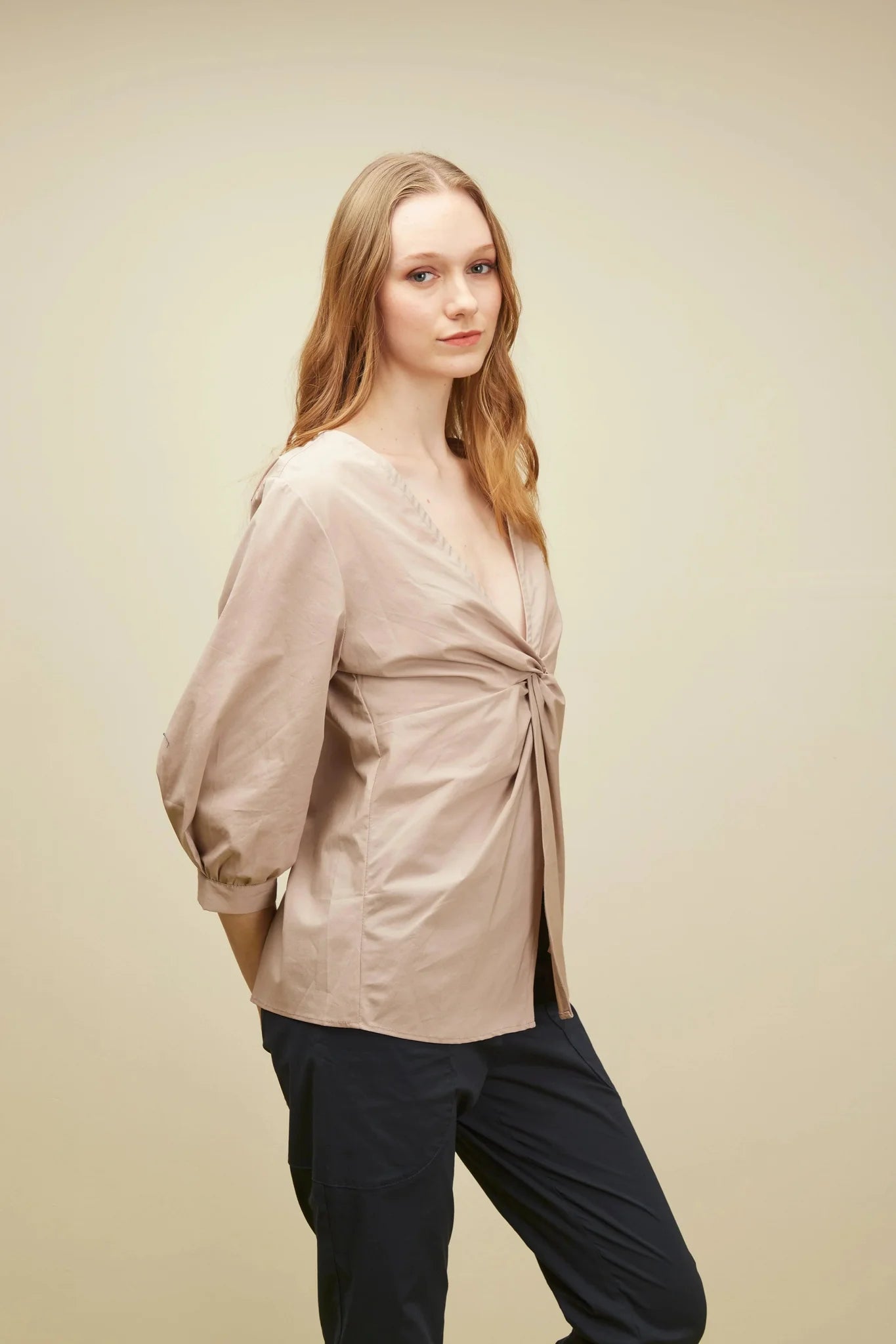 Camisa Amelia ANARIAS Atelier en tono Cotton — silueta completa sobre fondo neutro
