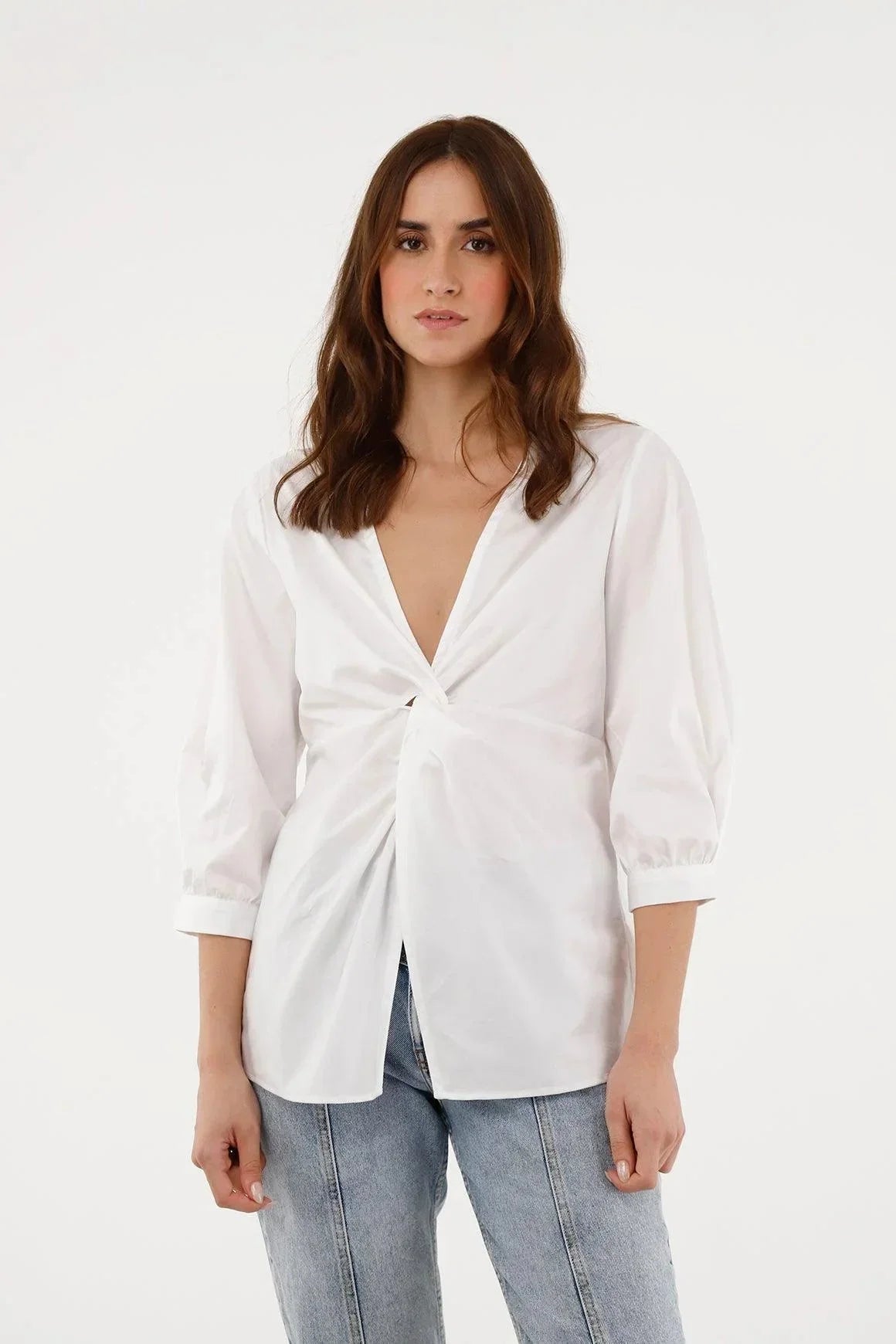Camisa Amelia ANARIAS Atelier — vista lateral que muestra la caída y largo extendido
