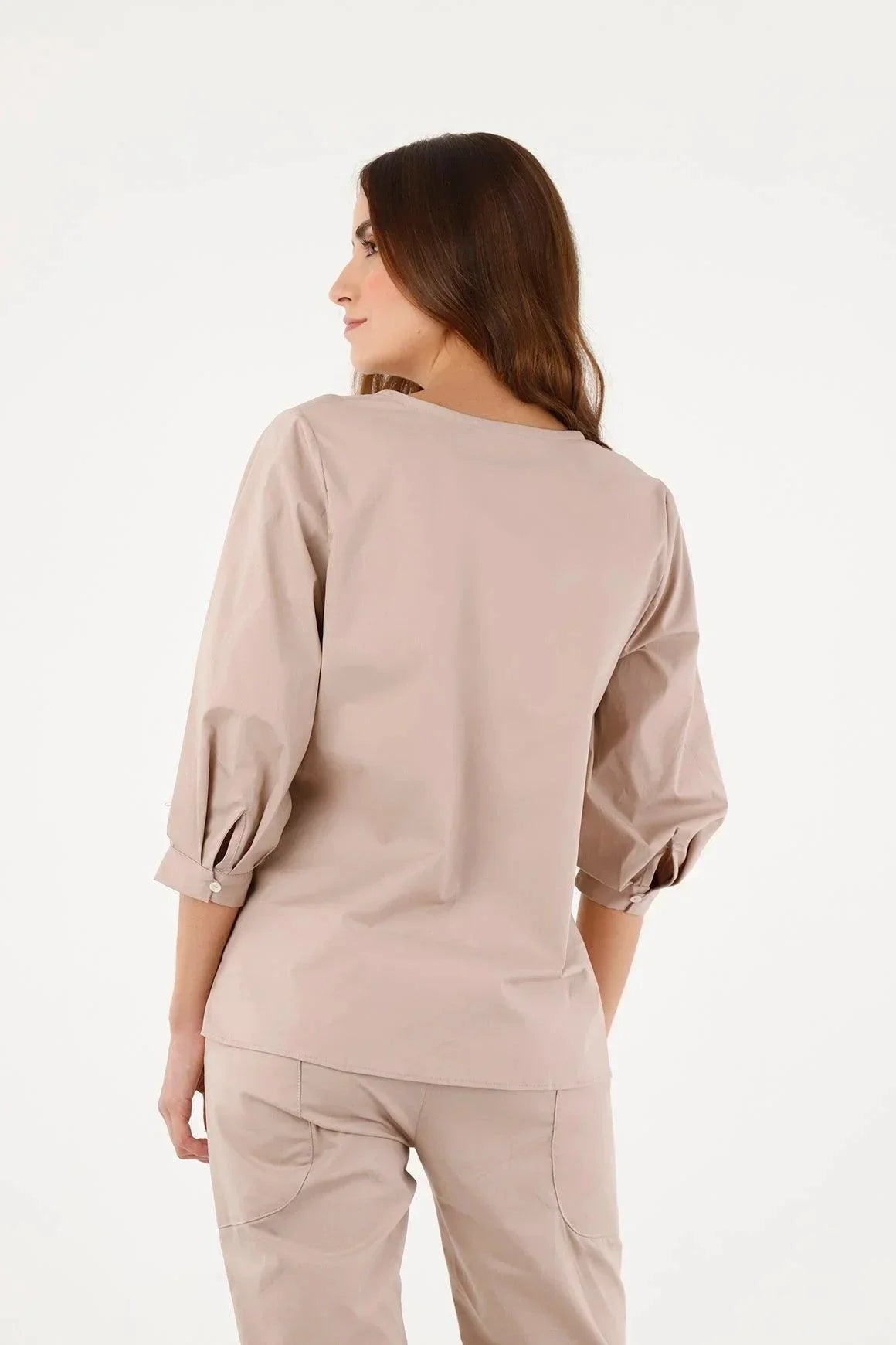 Camisa Amelia ANARIAS Atelier en color Navy — corte frontal, detalle de manga tres cuartos
