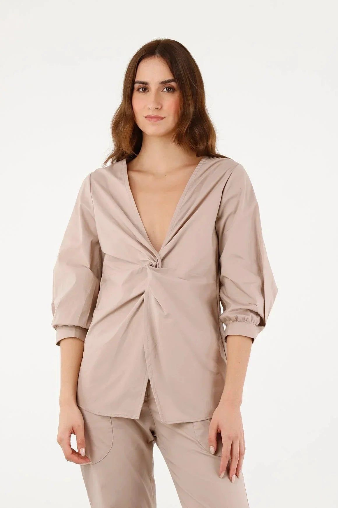 Camisa Amelia ANARIAS Atelier — vista de conjunto, proporción y línea de la pieza