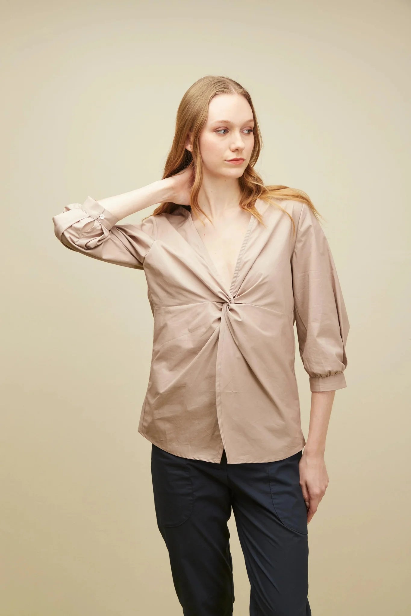 Camisa Amelia ANARIAS Atelier en color Kaky — vista frontal completa, escote en V con anudado