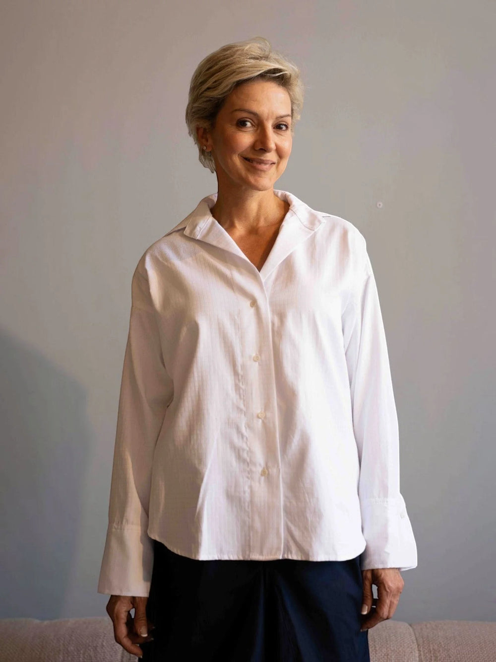 Camisa Andanza Cotton ANARIAS Atelier — vista frontal, abotonadura a la vista y puño con mancornas