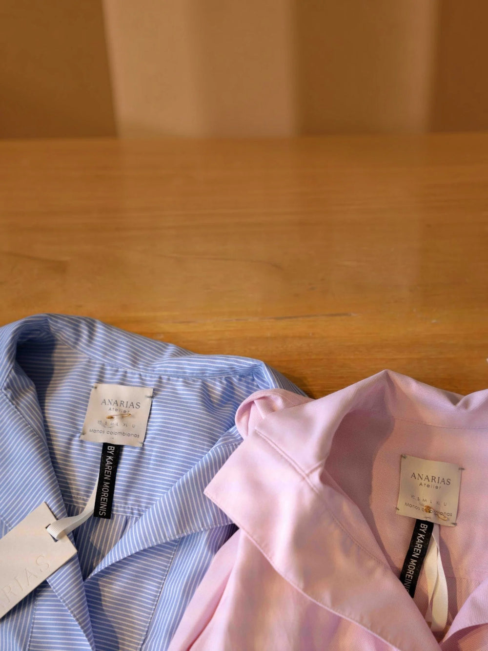 Camisa Capri ANARIAS Atelier — vista de conjunto en ambos colores disponibles