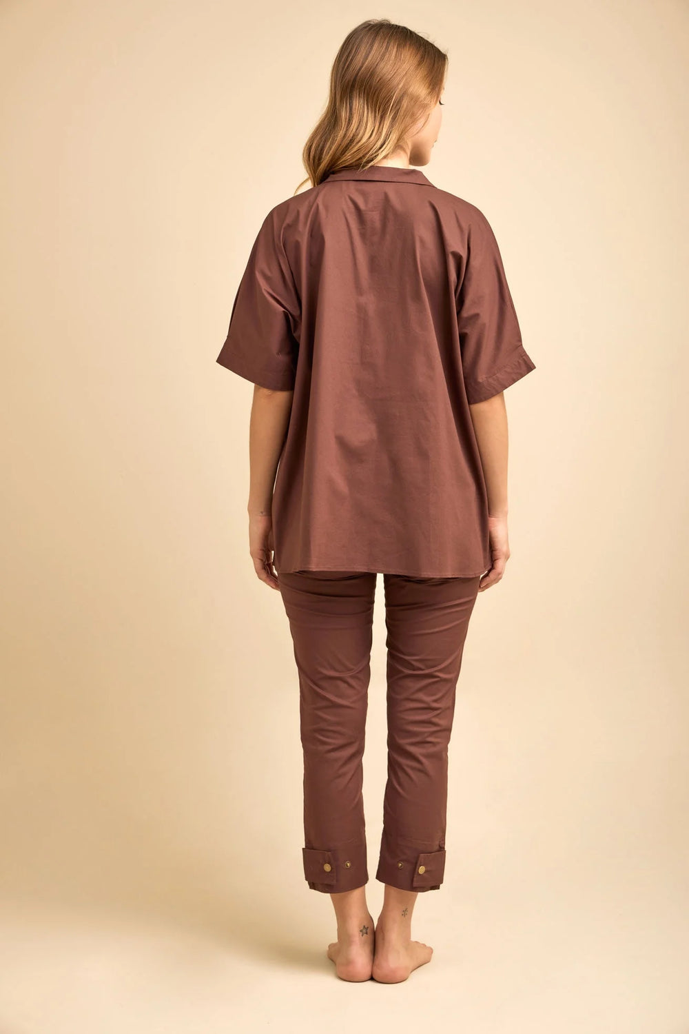 Camisa Coordenada ANARIAS Atelier — vista posterior que muestra el dobladillo asimétrico más largo atrás