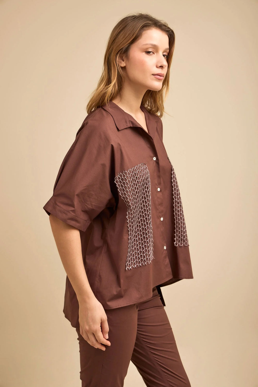 Camisa Coordenada ANARIAS Atelier en chocolate — look completo, silueta oversize sobre fondo neutro